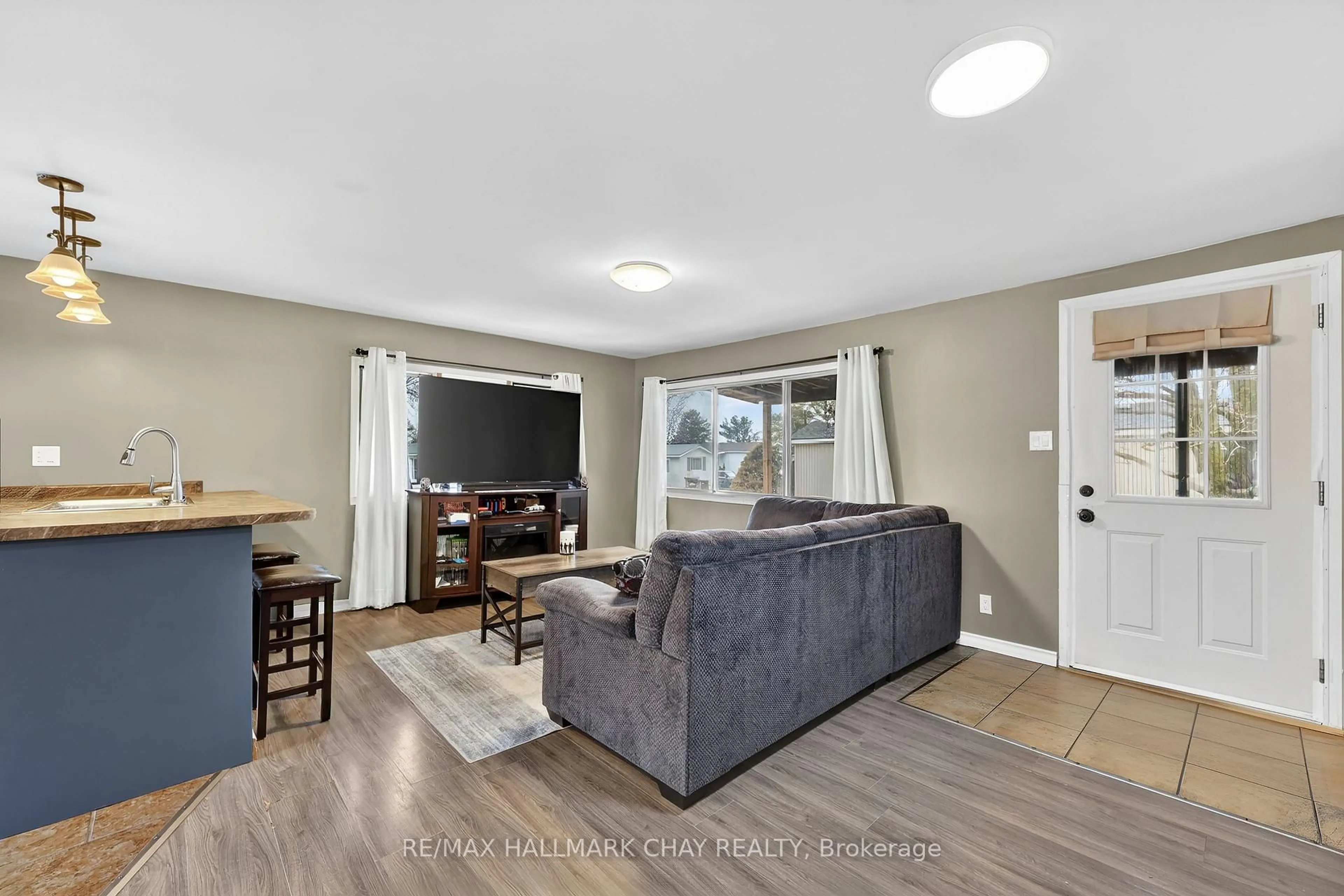 Living room with furniture, unknown for 4125 Elaine St, Severn Ontario L3V 0V1