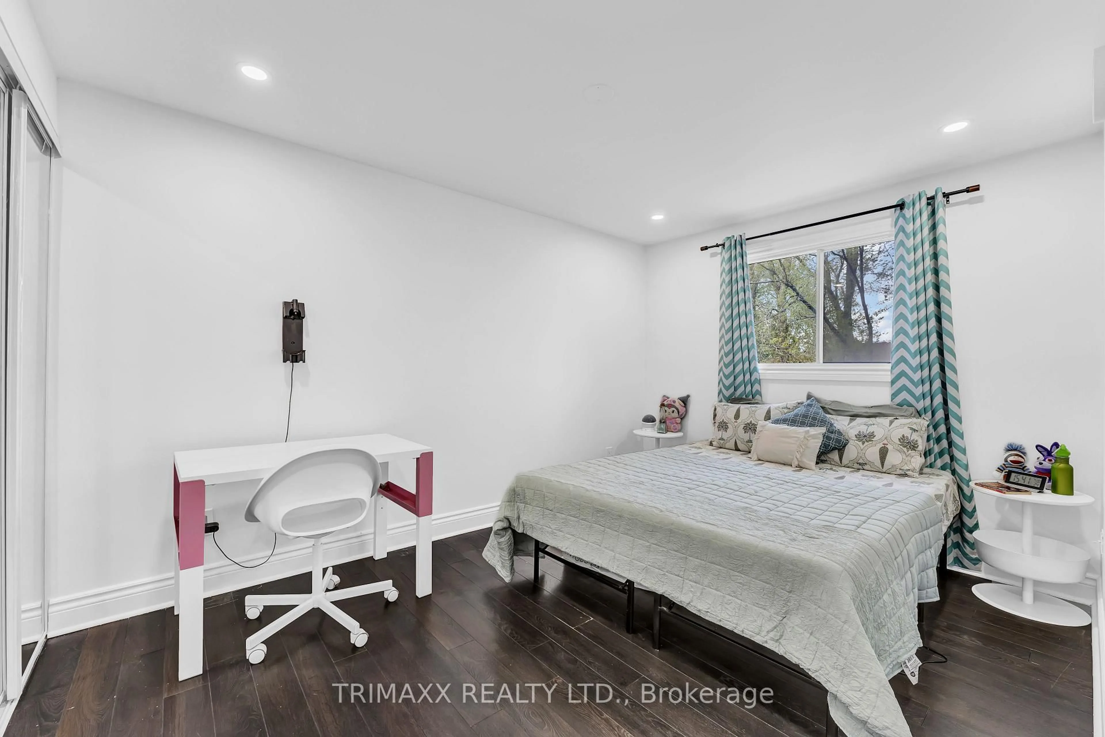 Bedroom with bed, unknown for 103 Robin Crt, Barrie Ontario L4M 5L9