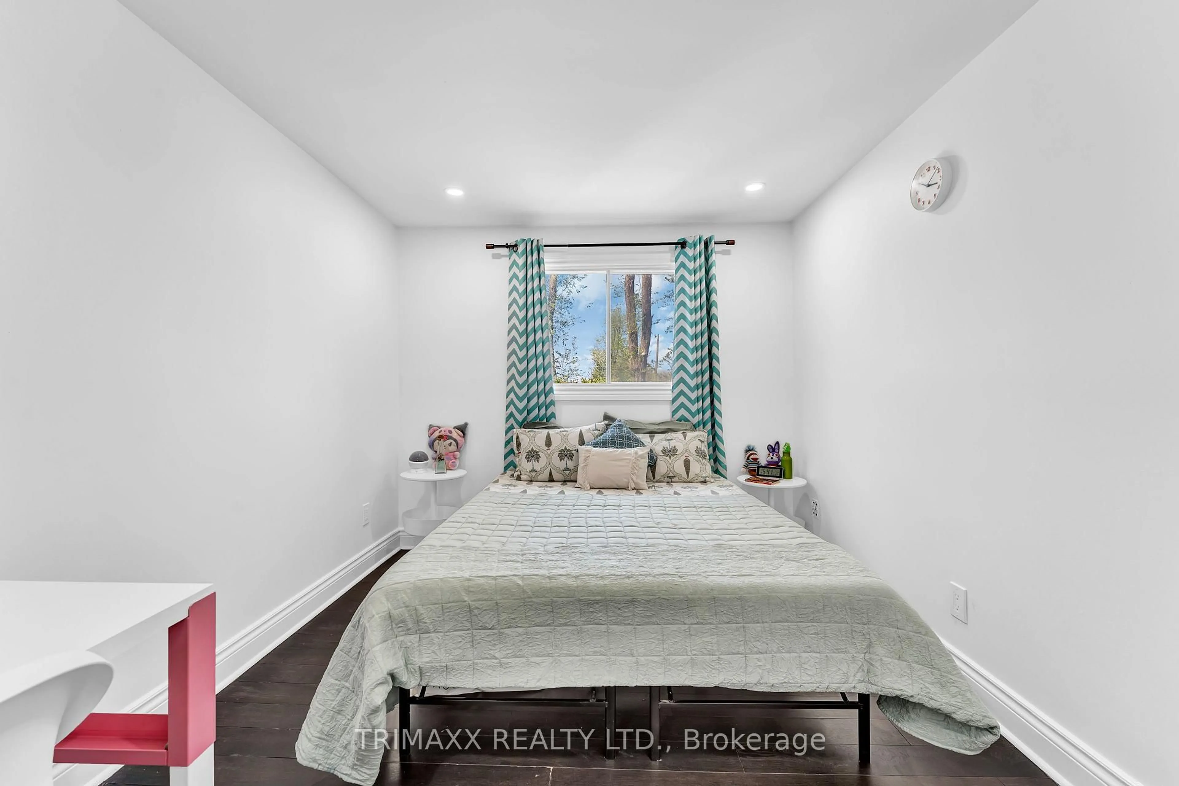 Bedroom with bed, unknown for 103 Robin Crt, Barrie Ontario L4M 5L9