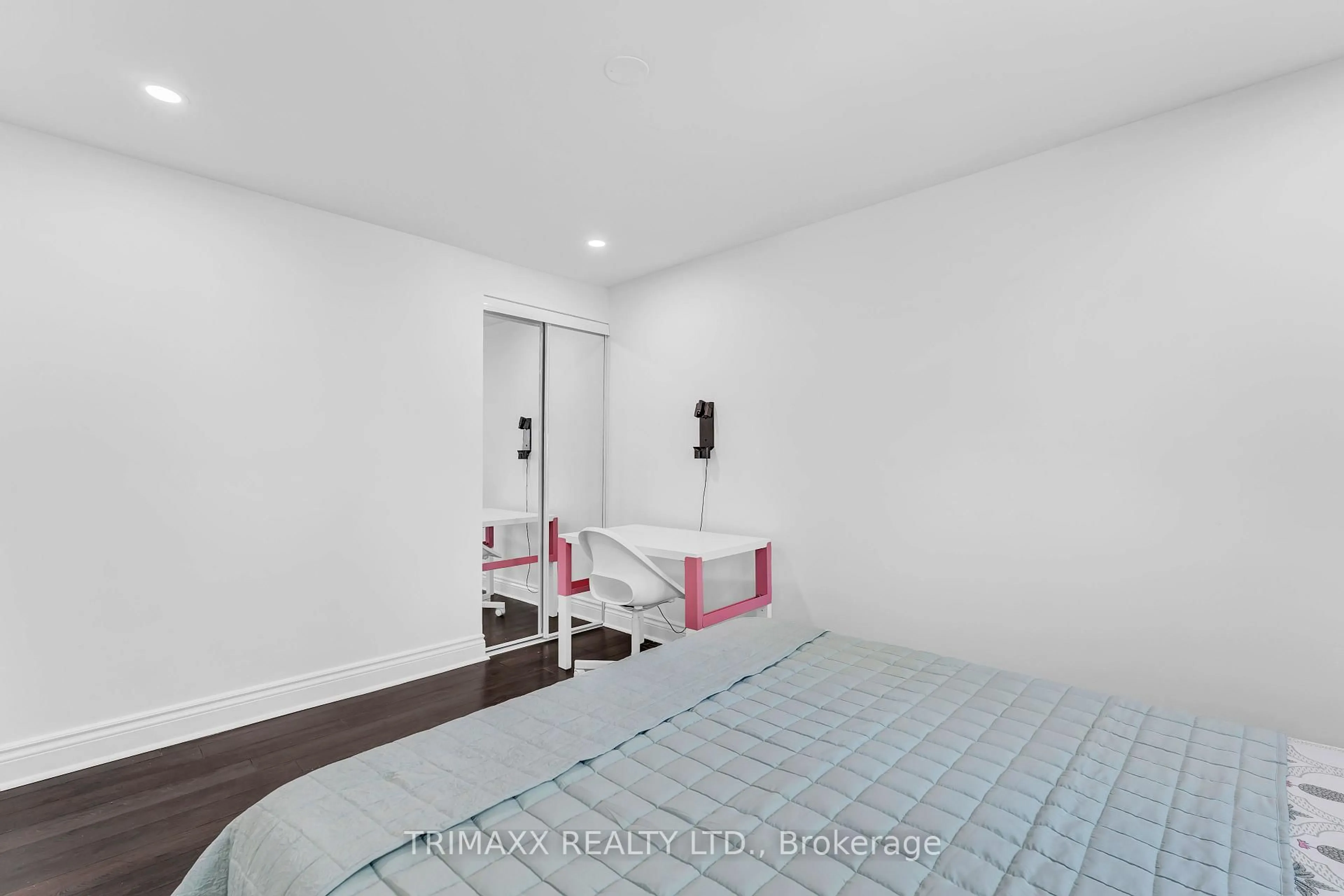 Bedroom with bed, unknown for 103 Robin Crt, Barrie Ontario L4M 5L9