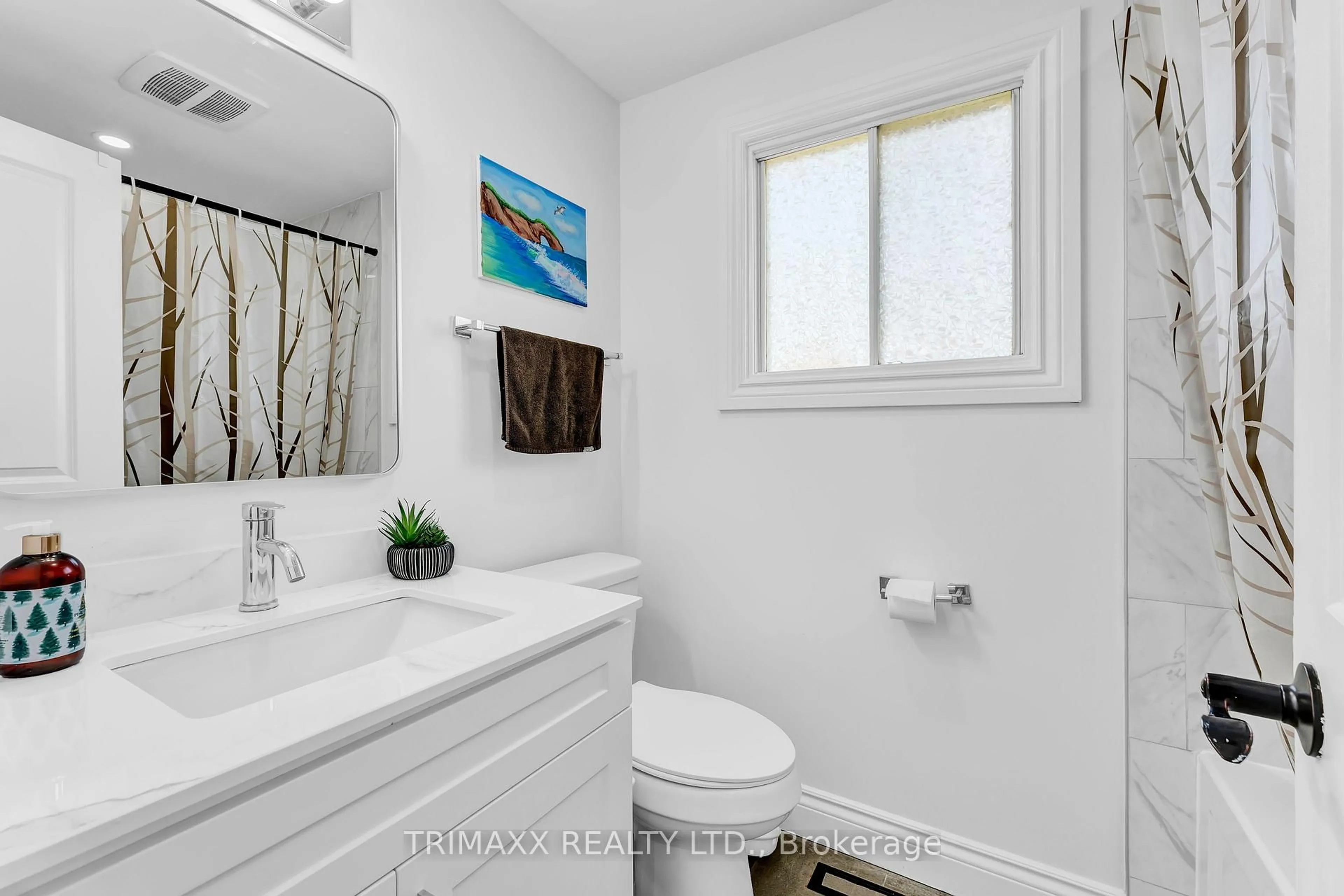 Standard bathroom, ceramic/tile floor for 103 Robin Crt, Barrie Ontario L4M 5L9