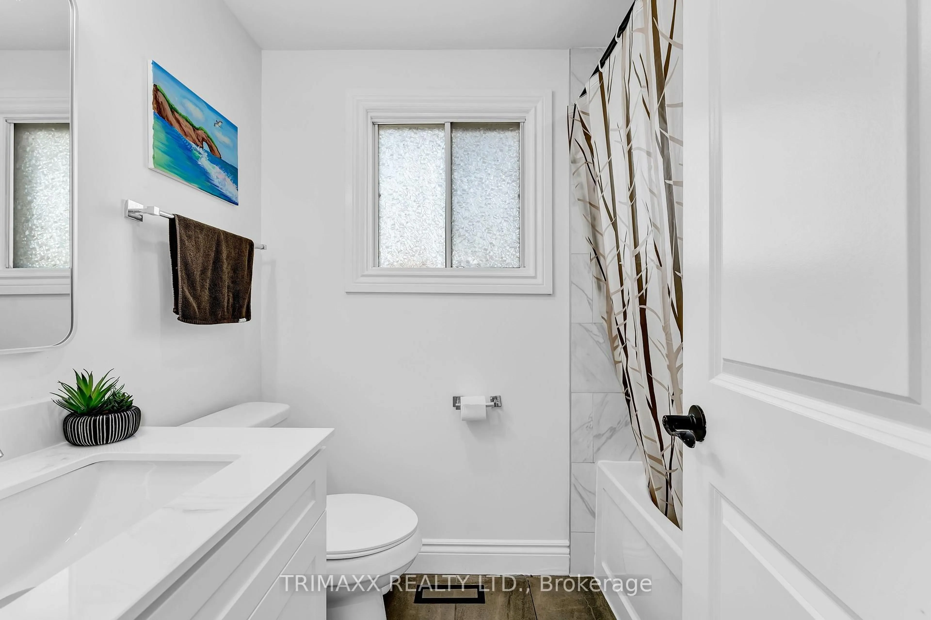 Standard bathroom, ceramic/tile floor for 103 Robin Crt, Barrie Ontario L4M 5L9