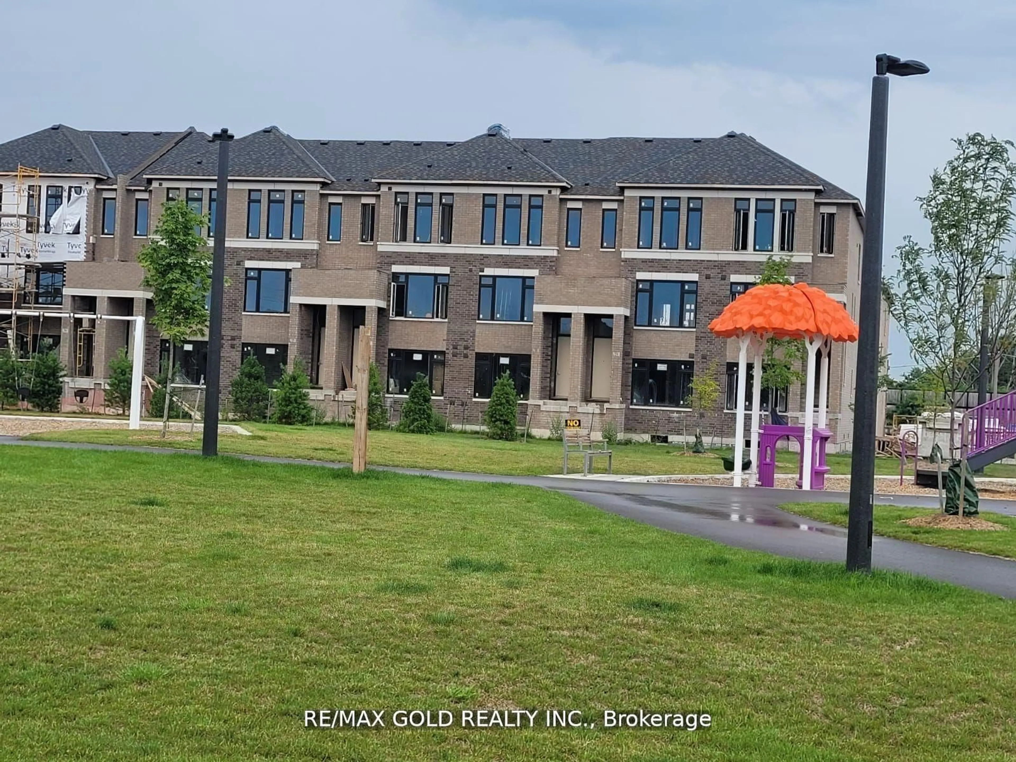 A pic from outside/outdoor area/front of a property/back of a property/a pic from drone, unknown for 29 Cherry Hill Lane, Barrie Ontario L9J 0M7