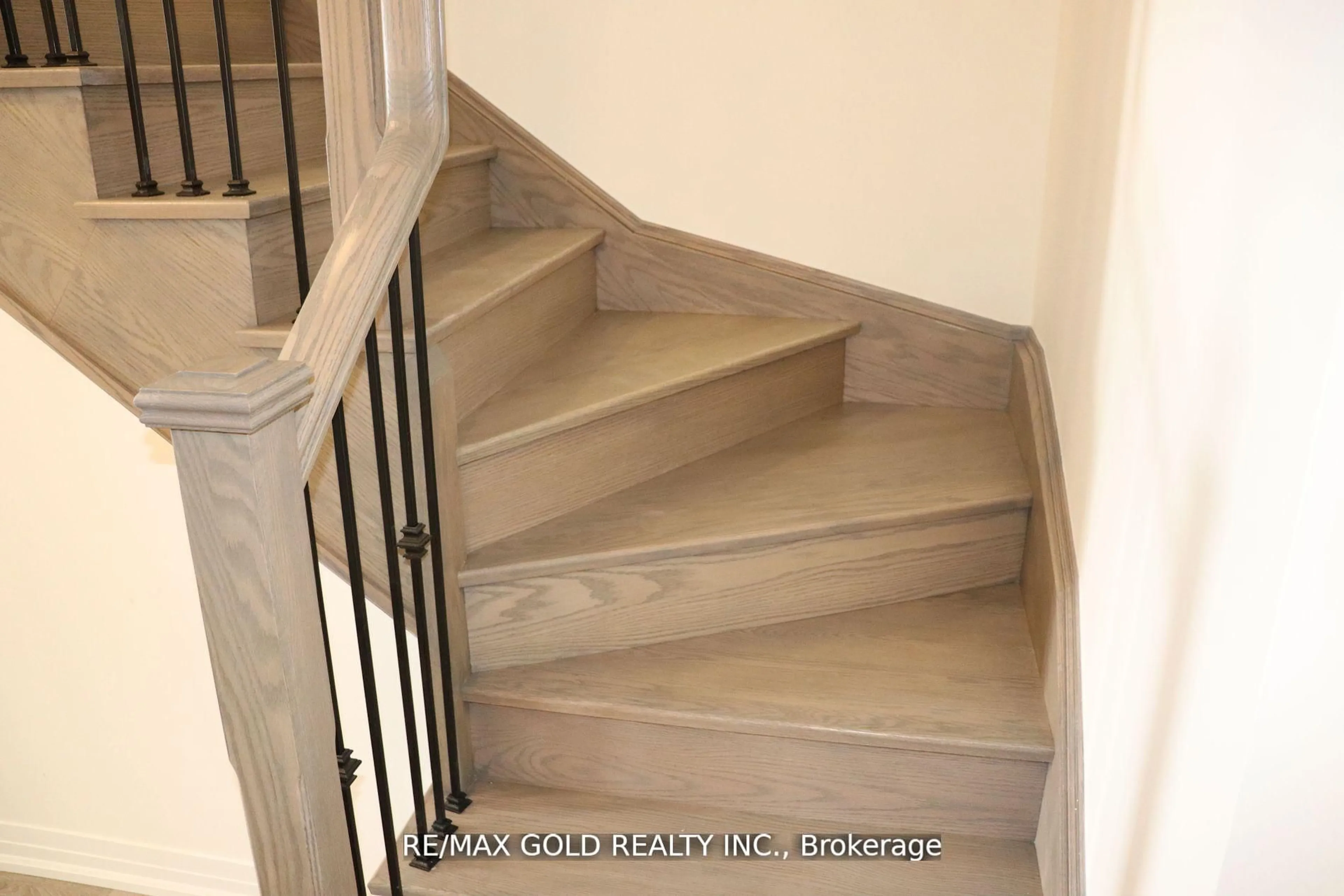 Stairs for 29 Cherry Hill Lane, Barrie Ontario L9J 0M7