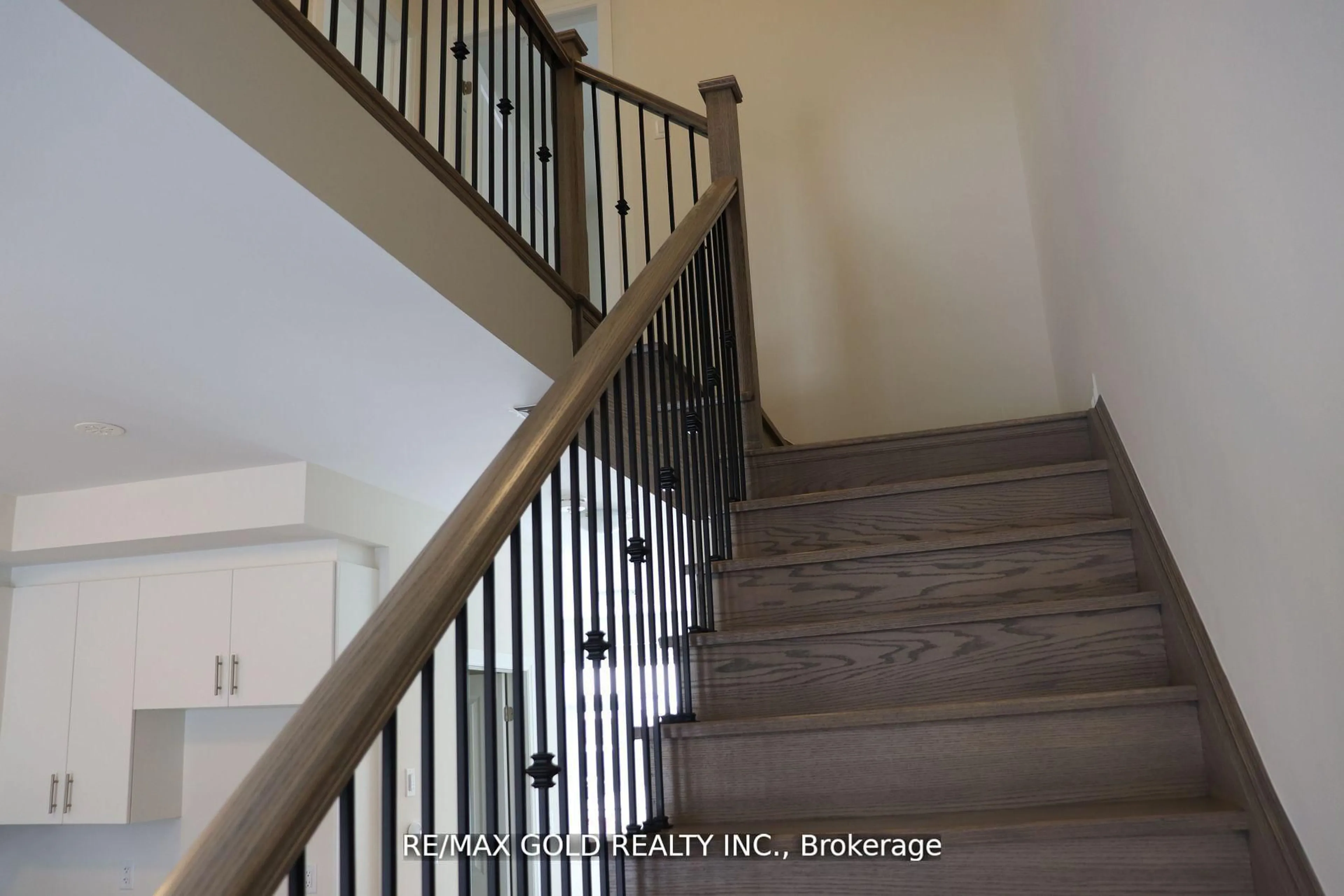 Stairs for 29 Cherry Hill Lane, Barrie Ontario L9J 0M7