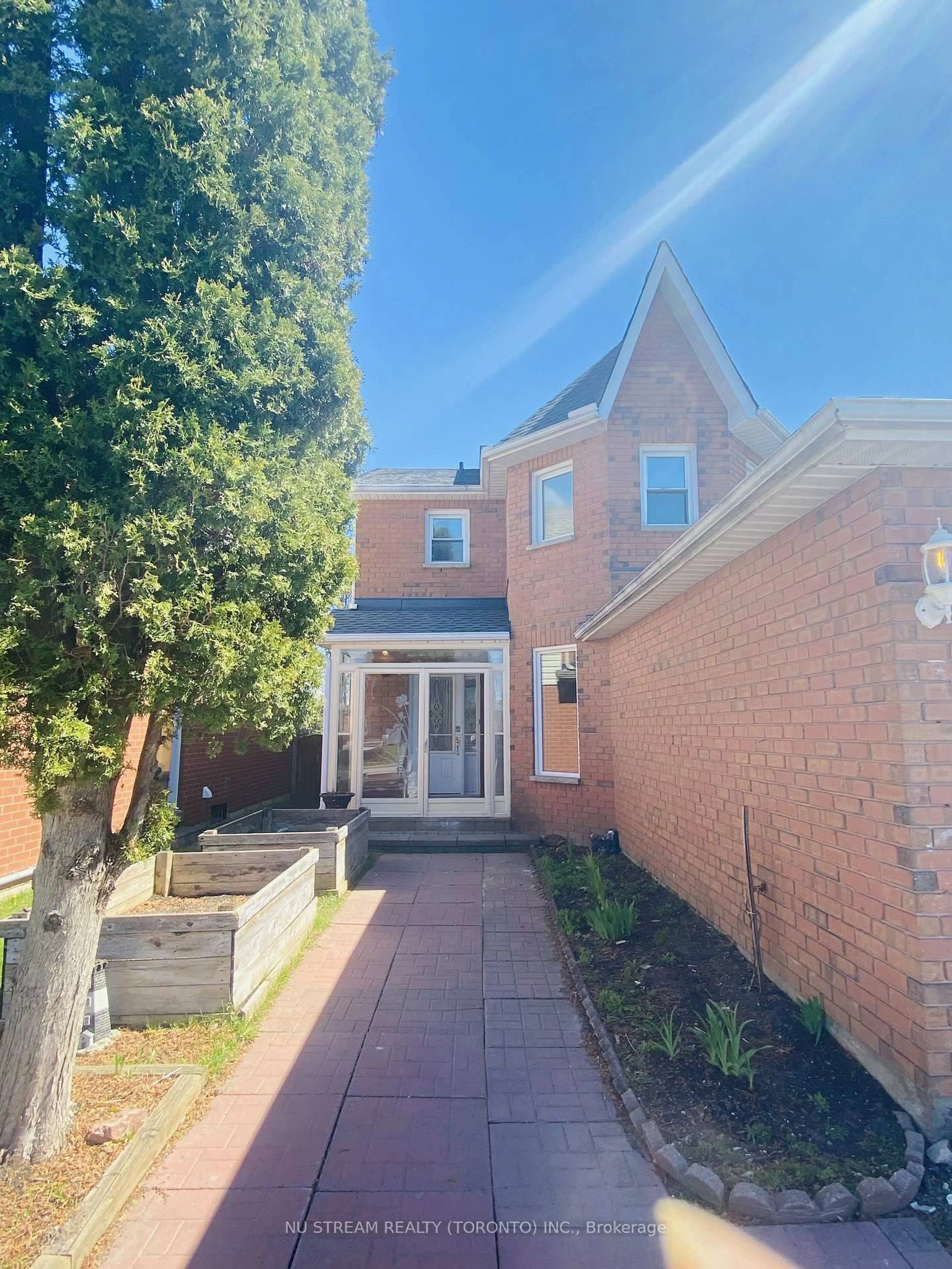 A pic from outside/outdoor area/front of a property/back of a property/a pic from drone, street for 25 Quance St, Barrie Ontario L4N 7M3