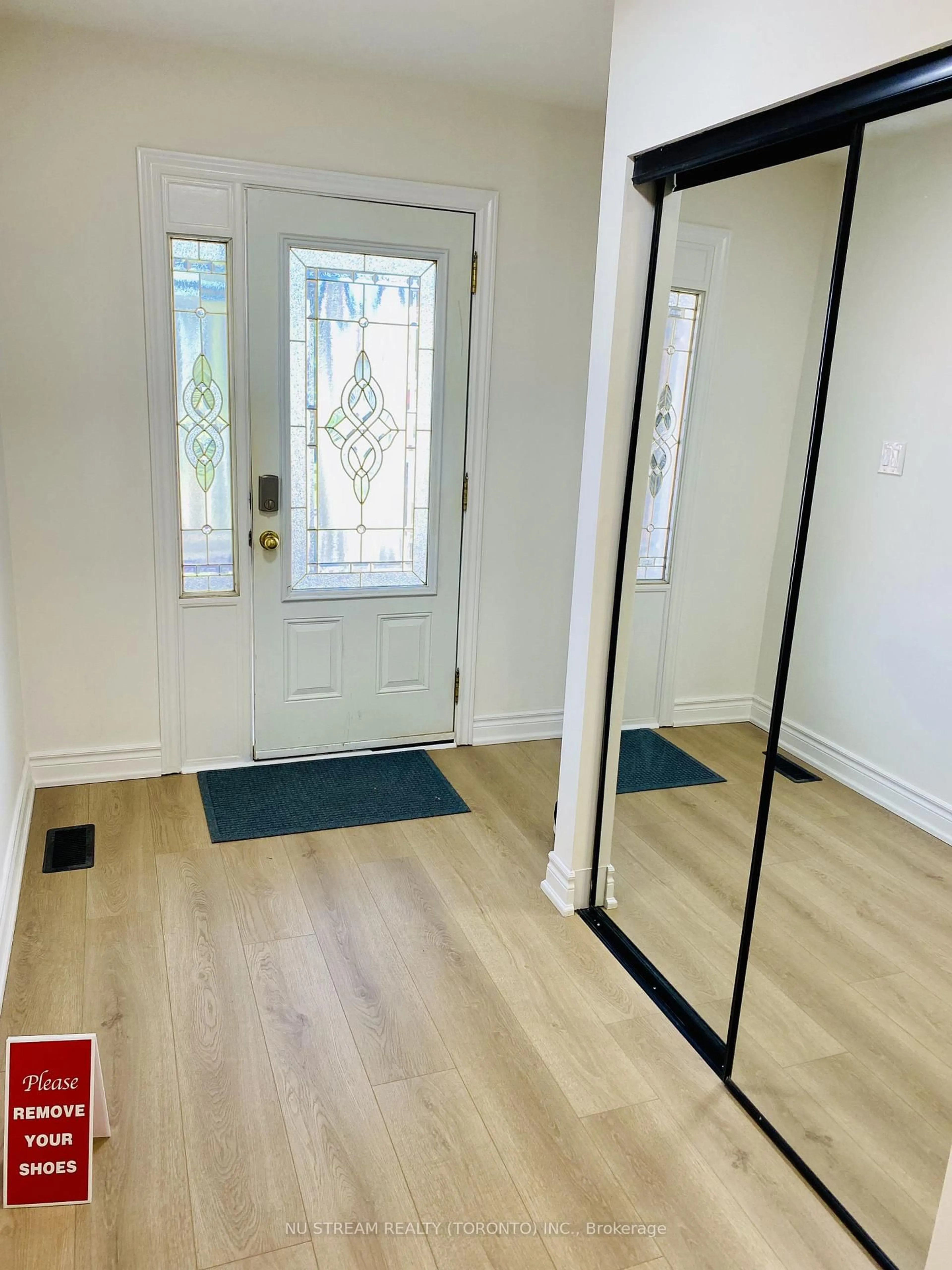 Indoor entryway for 25 Quance St, Barrie Ontario L4N 7M3