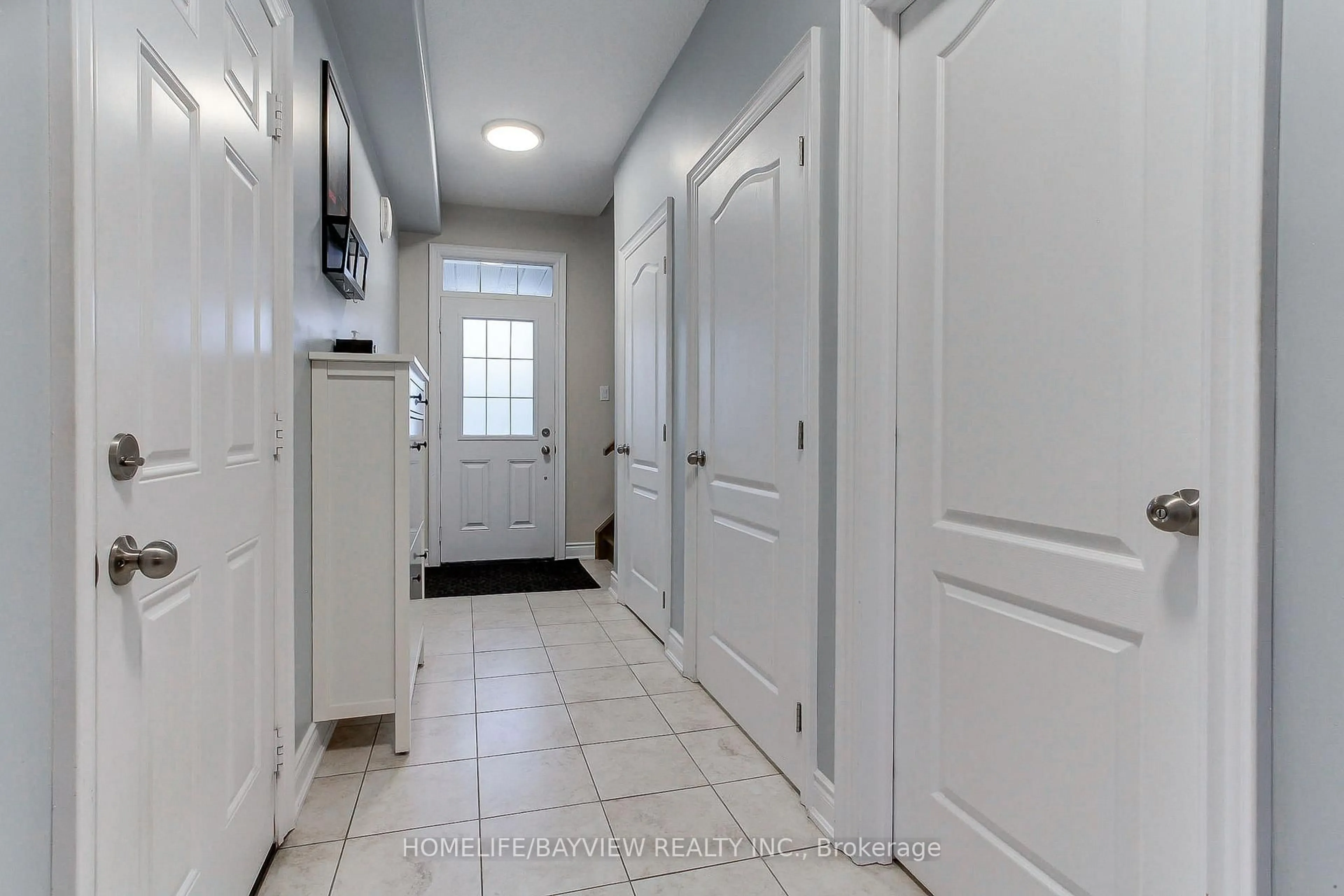 Indoor entryway for 35 Booth Lane, Barrie Ontario L4N 0S4