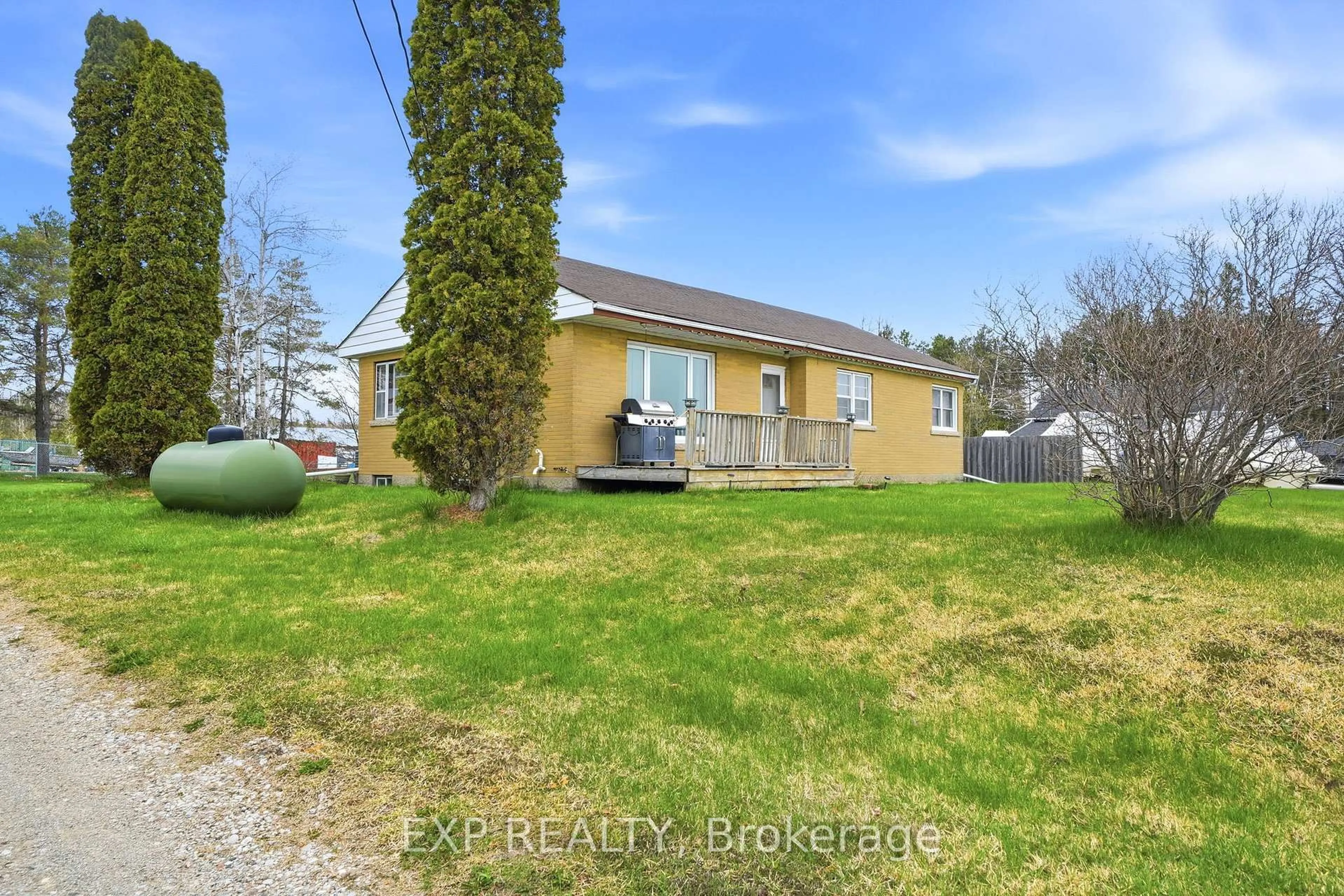 A pic from outside/outdoor area/front of a property/back of a property/a pic from drone, street for 4142 Stewarts Lane, Severn Ontario L3V 6H3