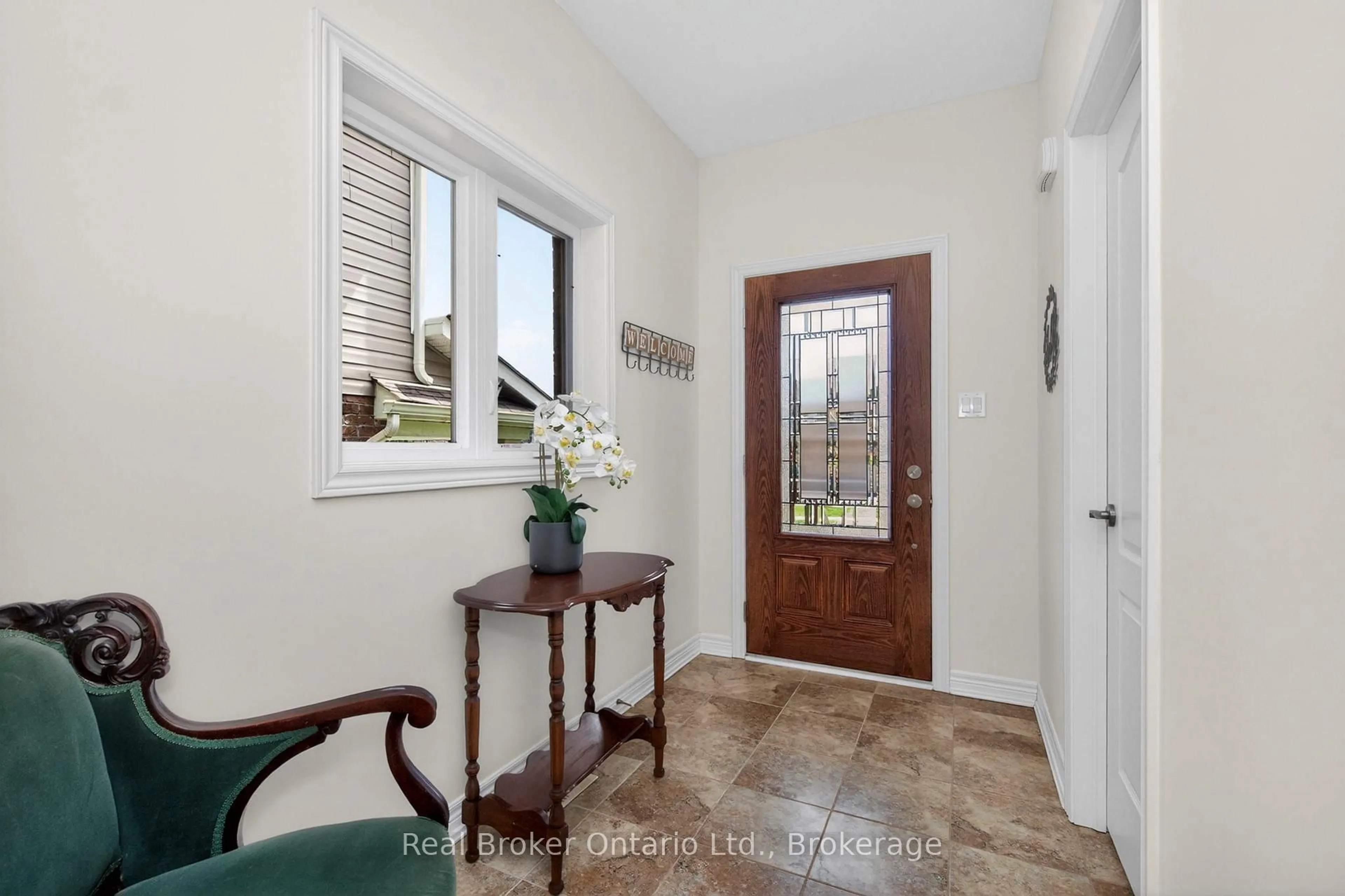 Indoor entryway for 1024 Cook Dr, Midland Ontario L4R 0E4