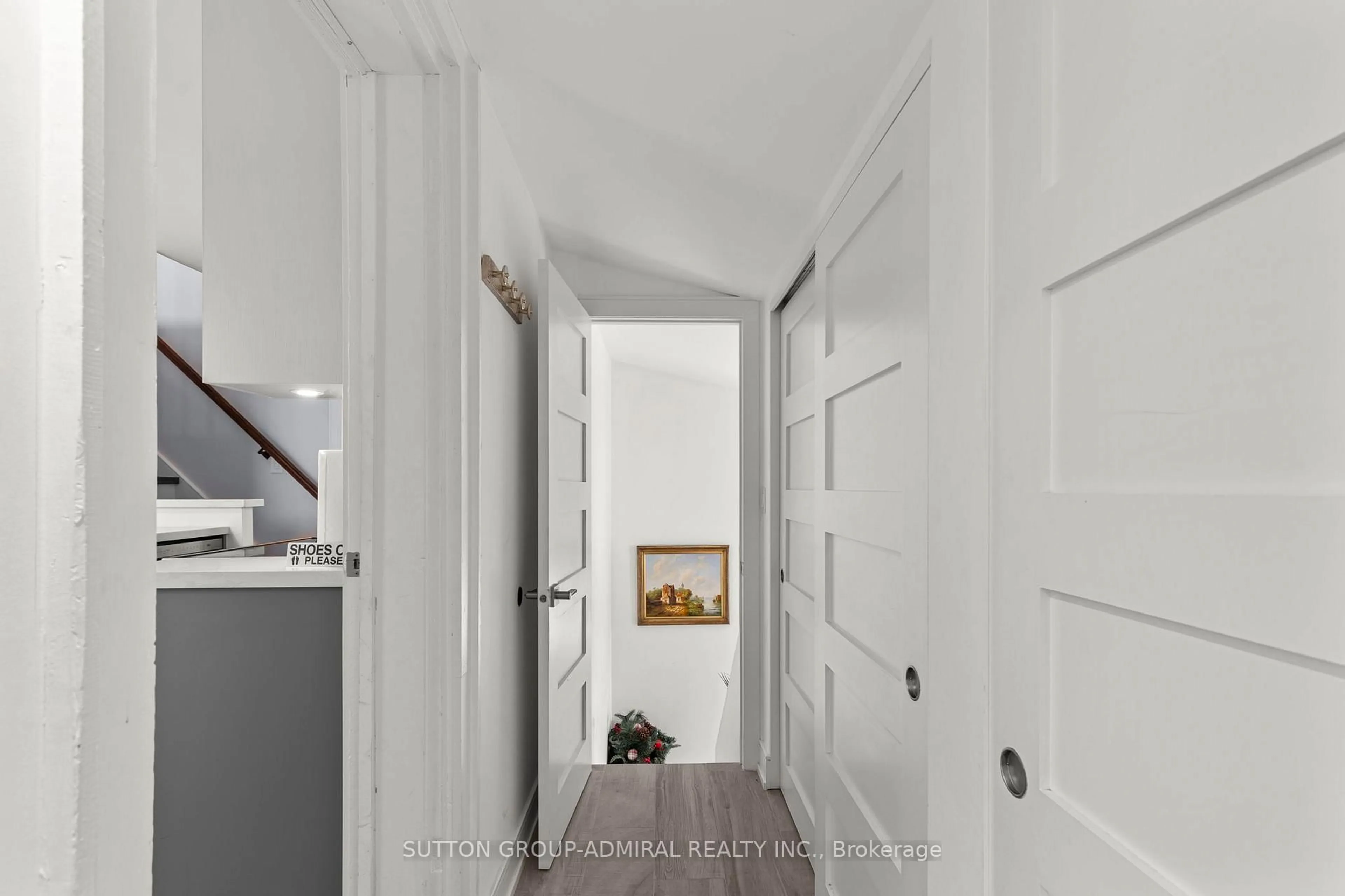 Indoor entryway for 8 South St, Orillia Ontario L3V 3S9