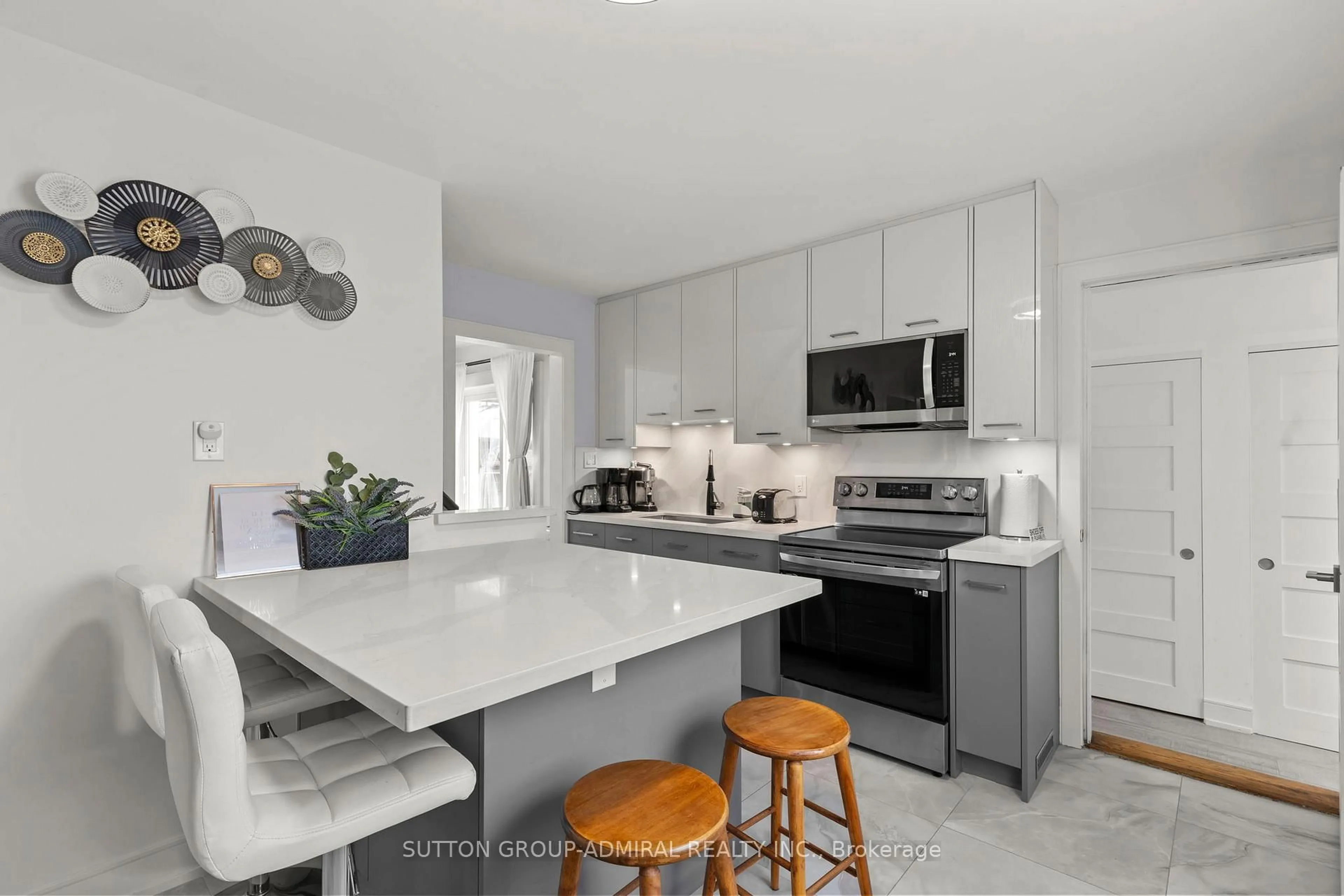 Open concept kitchen, ceramic/tile floor for 8 South St, Orillia Ontario L3V 3S9