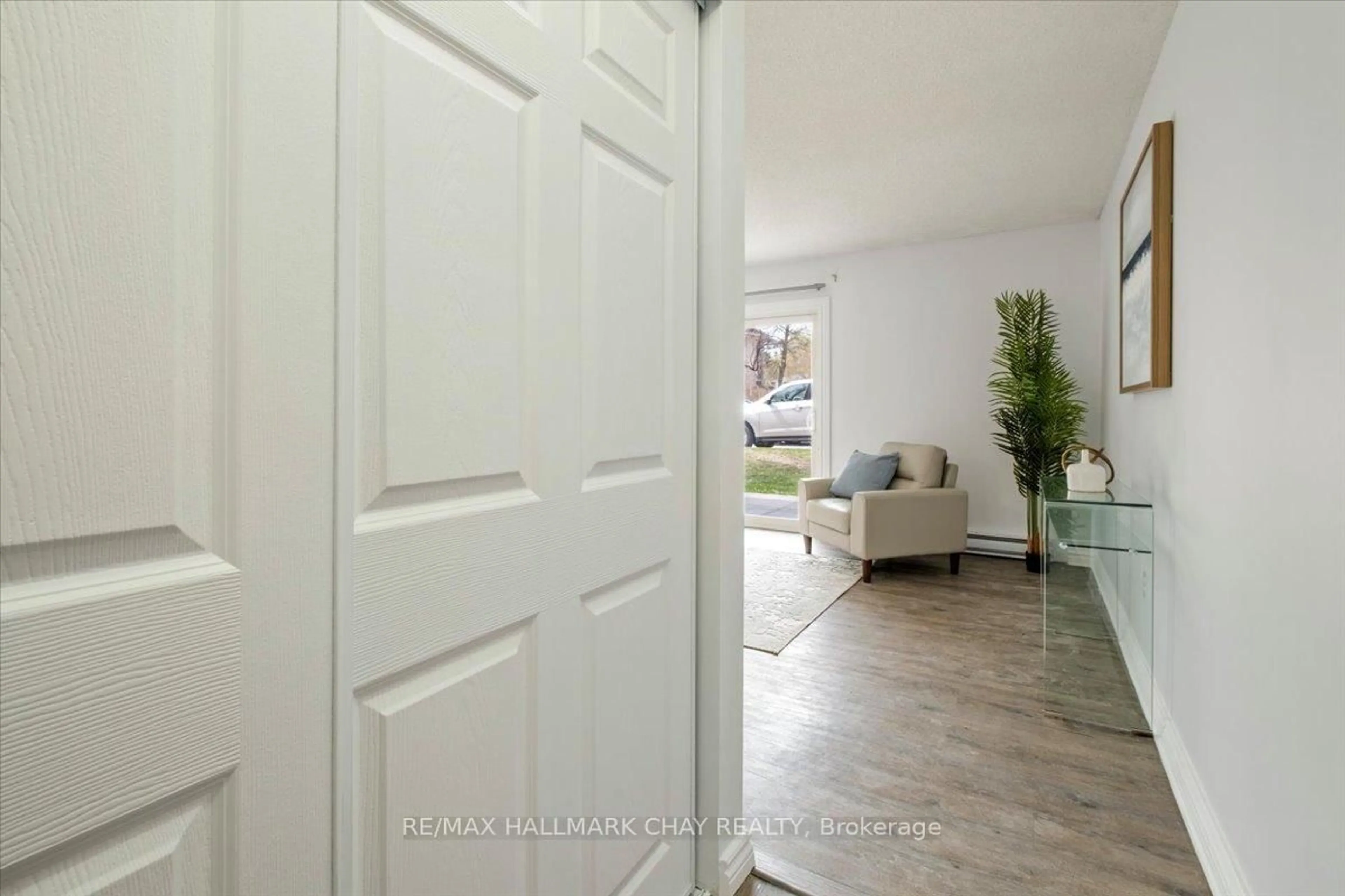 Indoor entryway for 183 Edgehill Dr #C2, Barrie Ontario L4N 1L9
