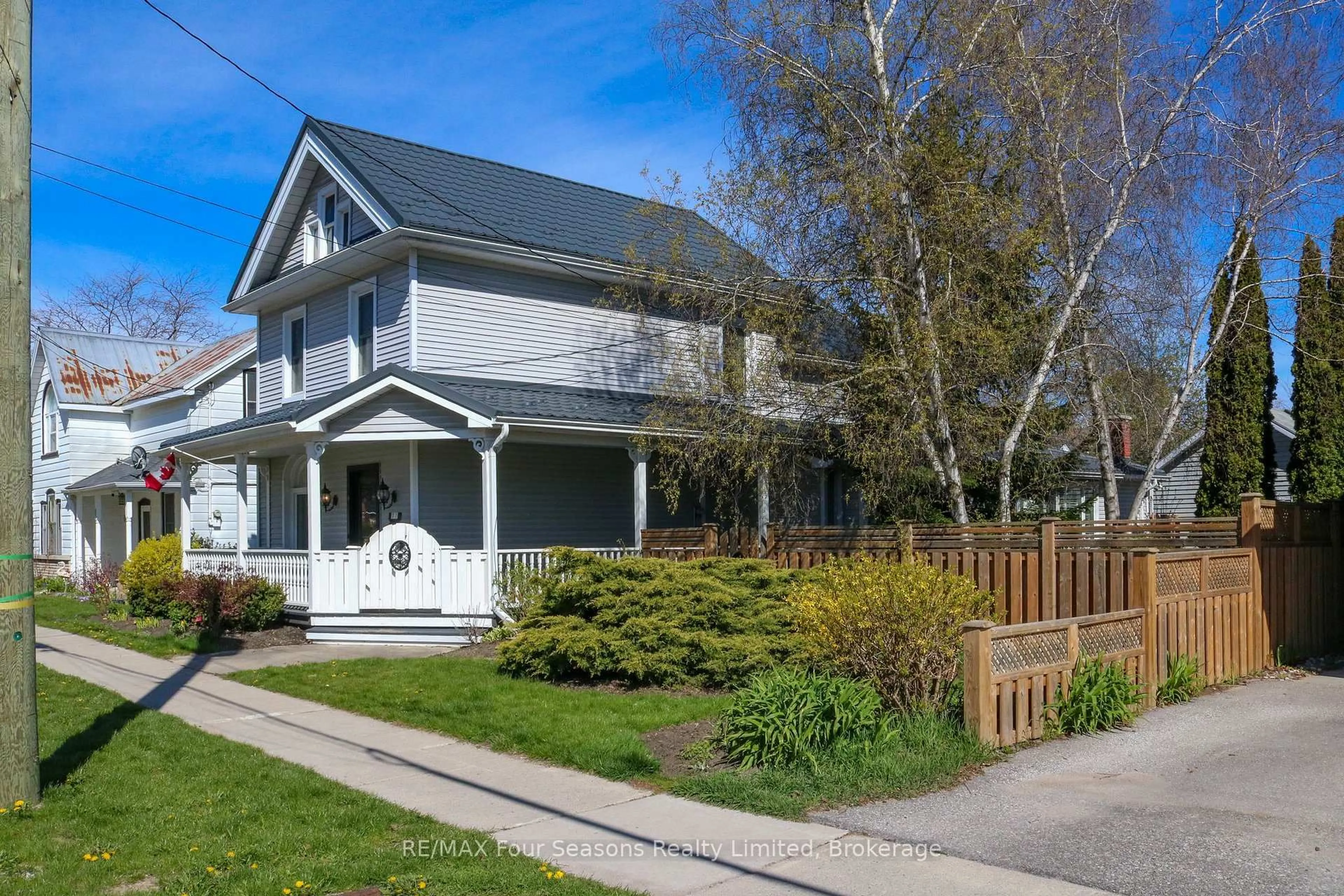 Home with vinyl exterior material, street for 77 Fourth St, Collingwood Ontario L9Y 1R5
