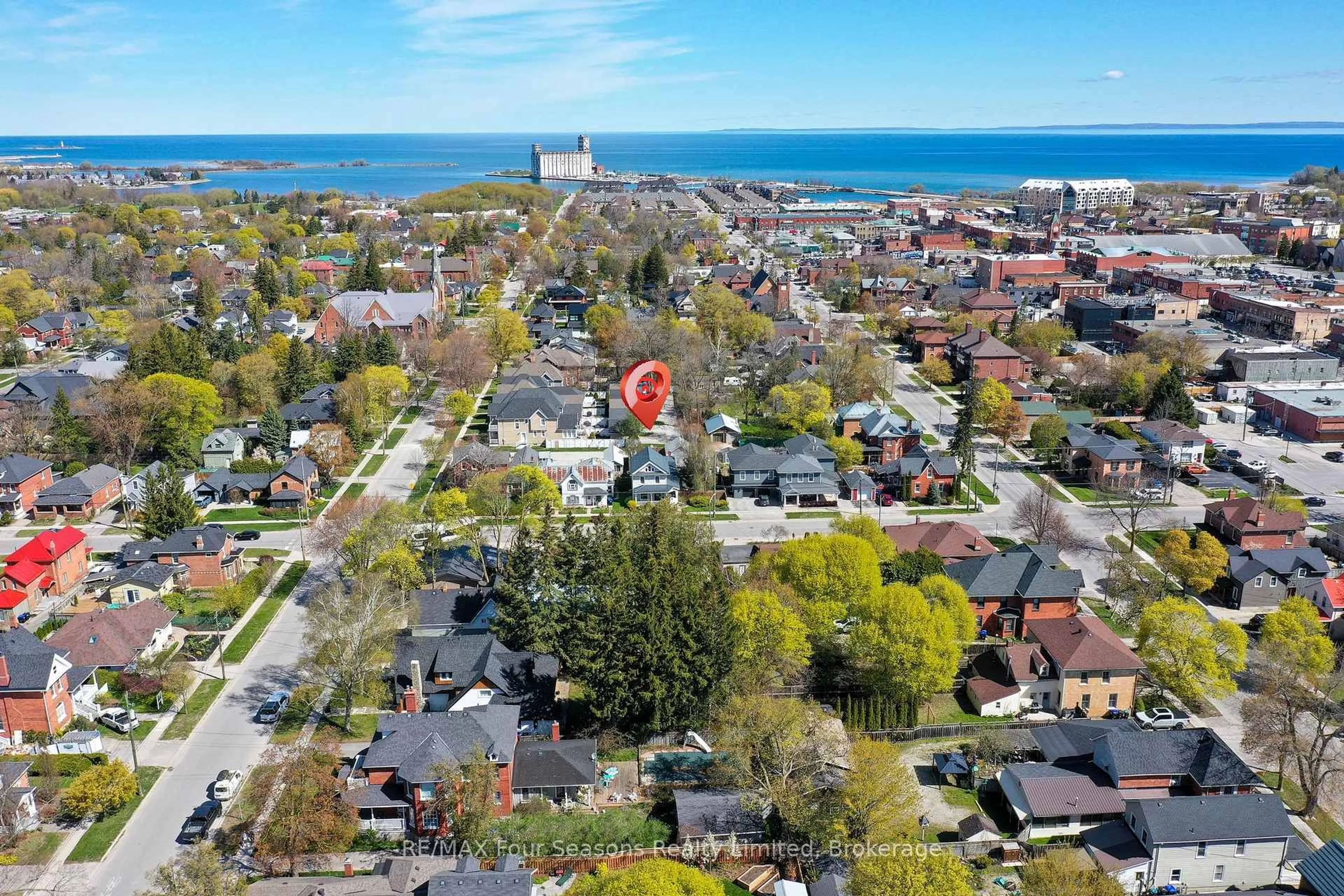 A pic from outside/outdoor area/front of a property/back of a property/a pic from drone, unknown for 77 Fourth St, Collingwood Ontario L9Y 1R5