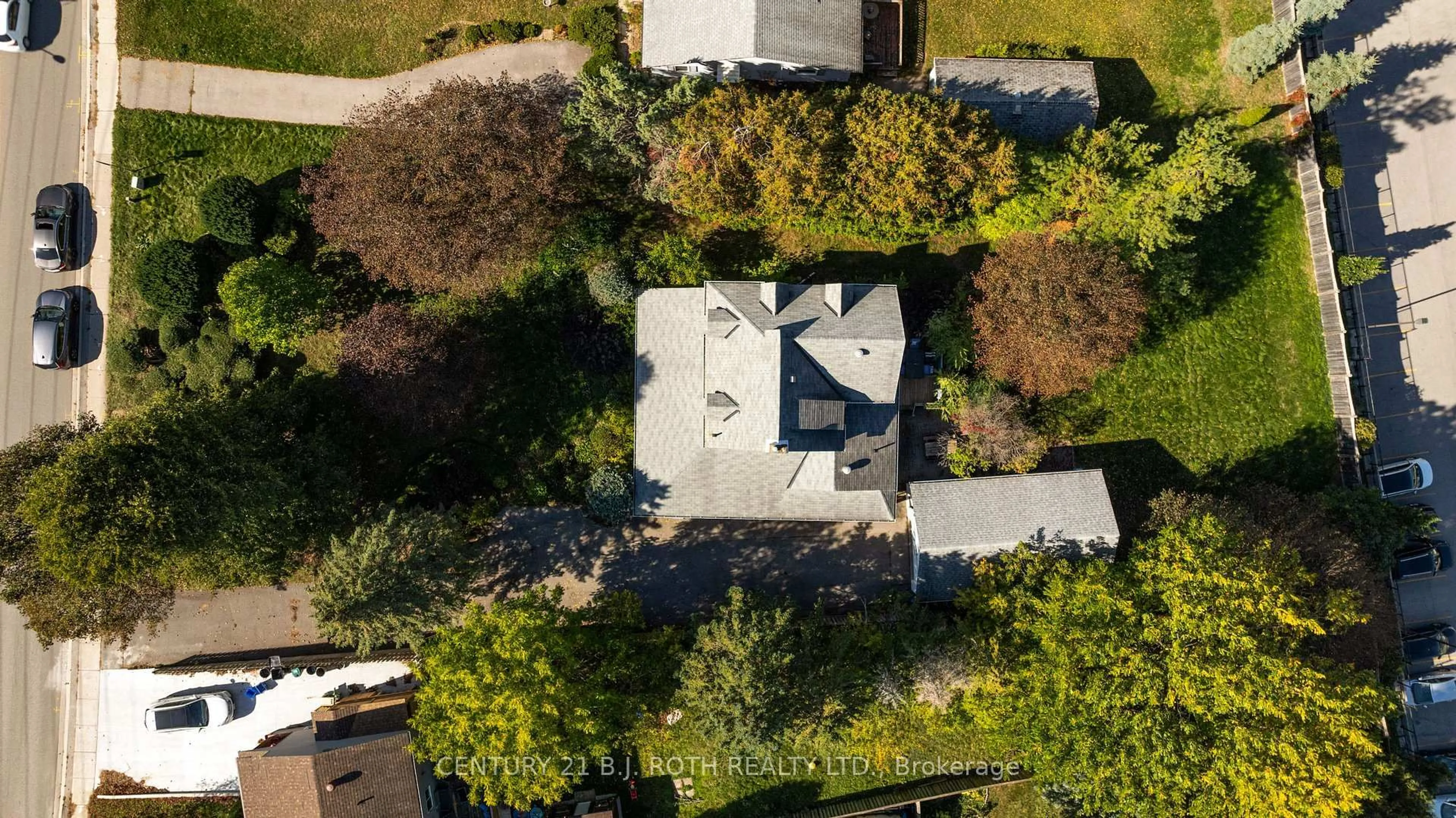 A pic from outside/outdoor area/front of a property/back of a property/a pic from drone, street for 70 Baldwin Lane, Barrie Ontario L4N 2W3