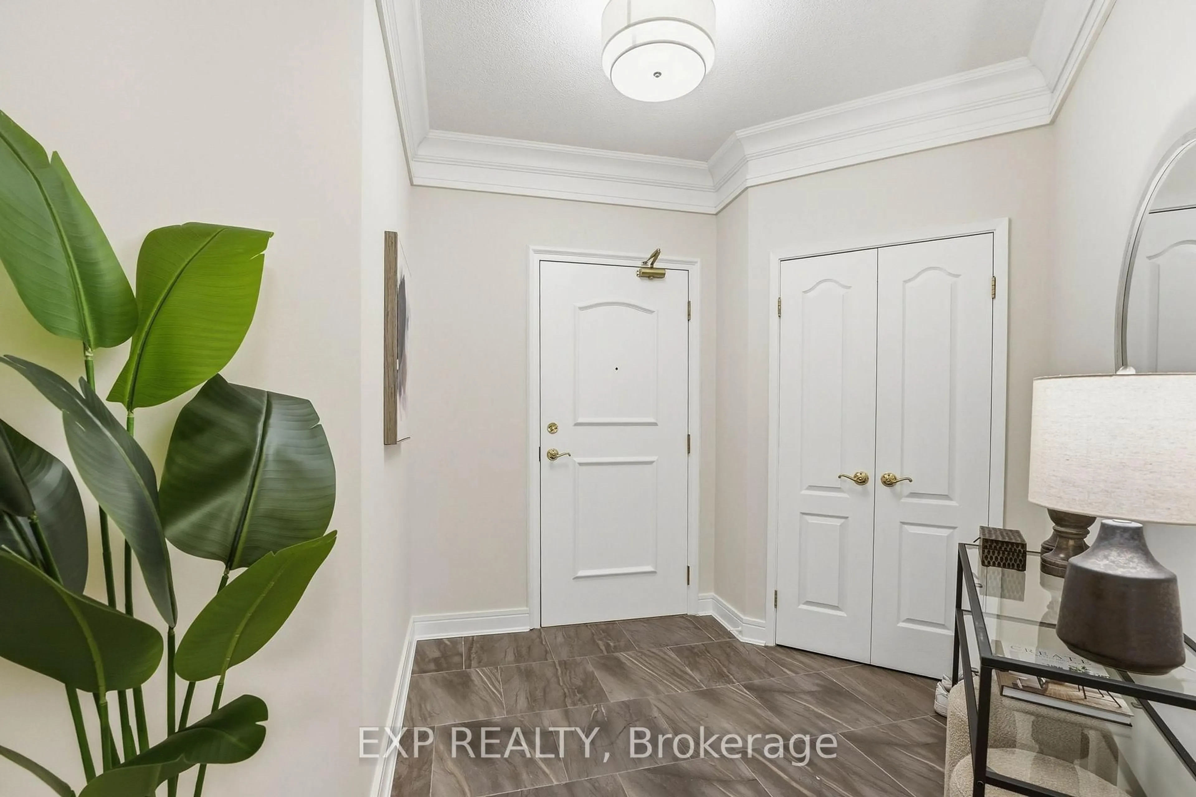 Indoor entryway for 2 Toronto St #905, Barrie Ontario L4N 9R2