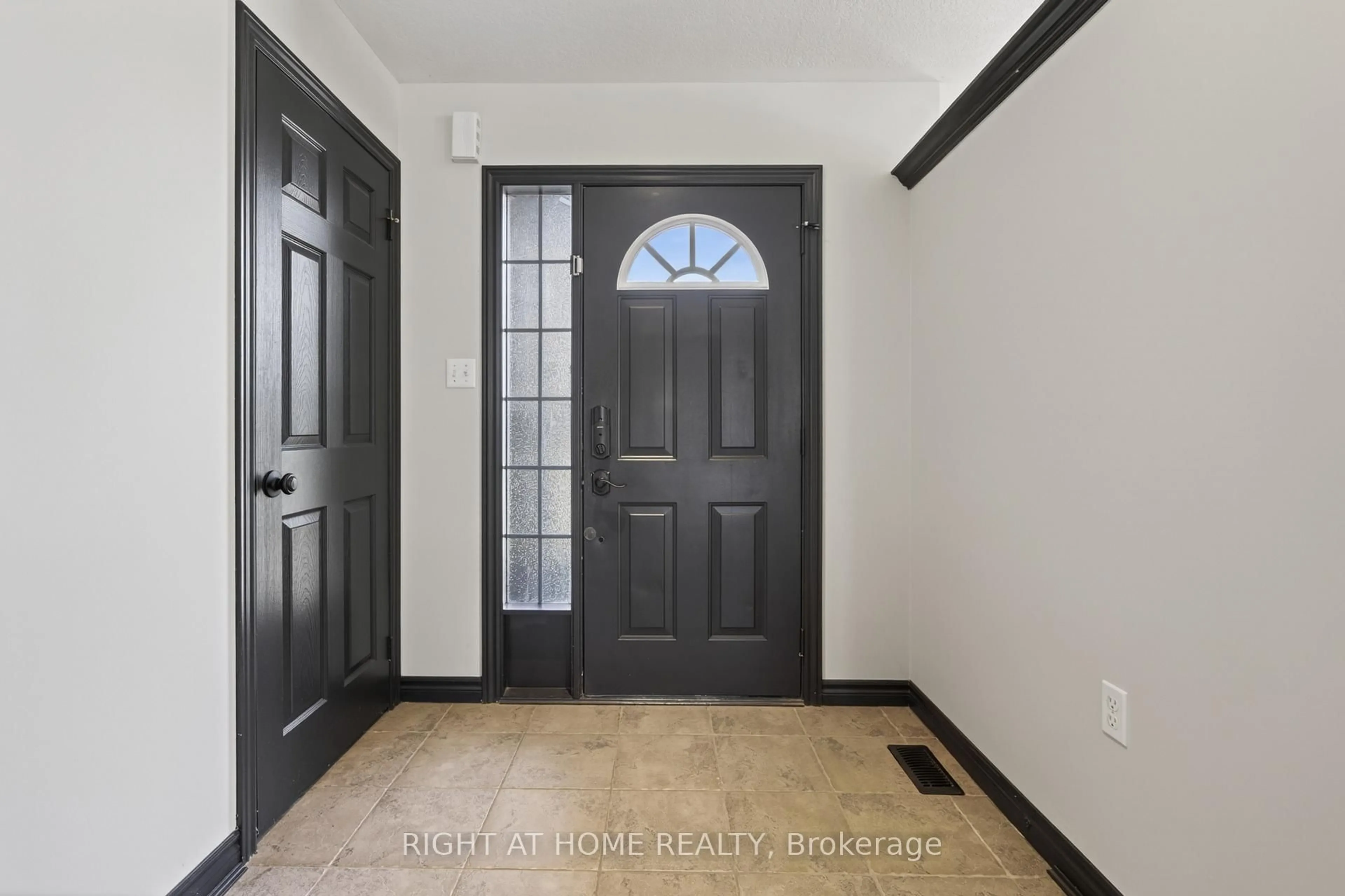 Indoor entryway for 61 Seline Cres, Barrie Ontario L4N 5V6