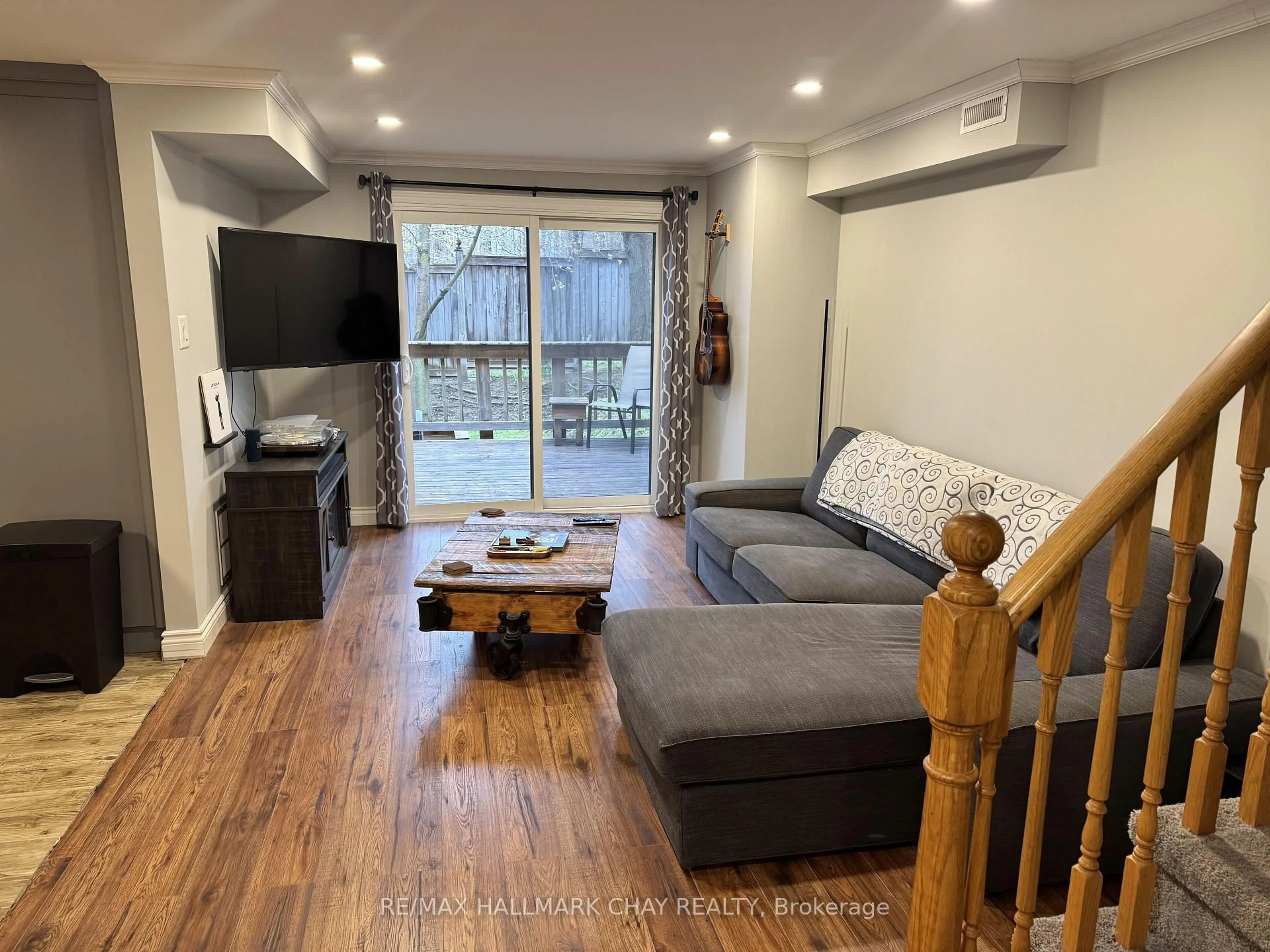 Living room with furniture, wood/laminate floor for 11 Quail Cres, Barrie Ontario L4N 6X1