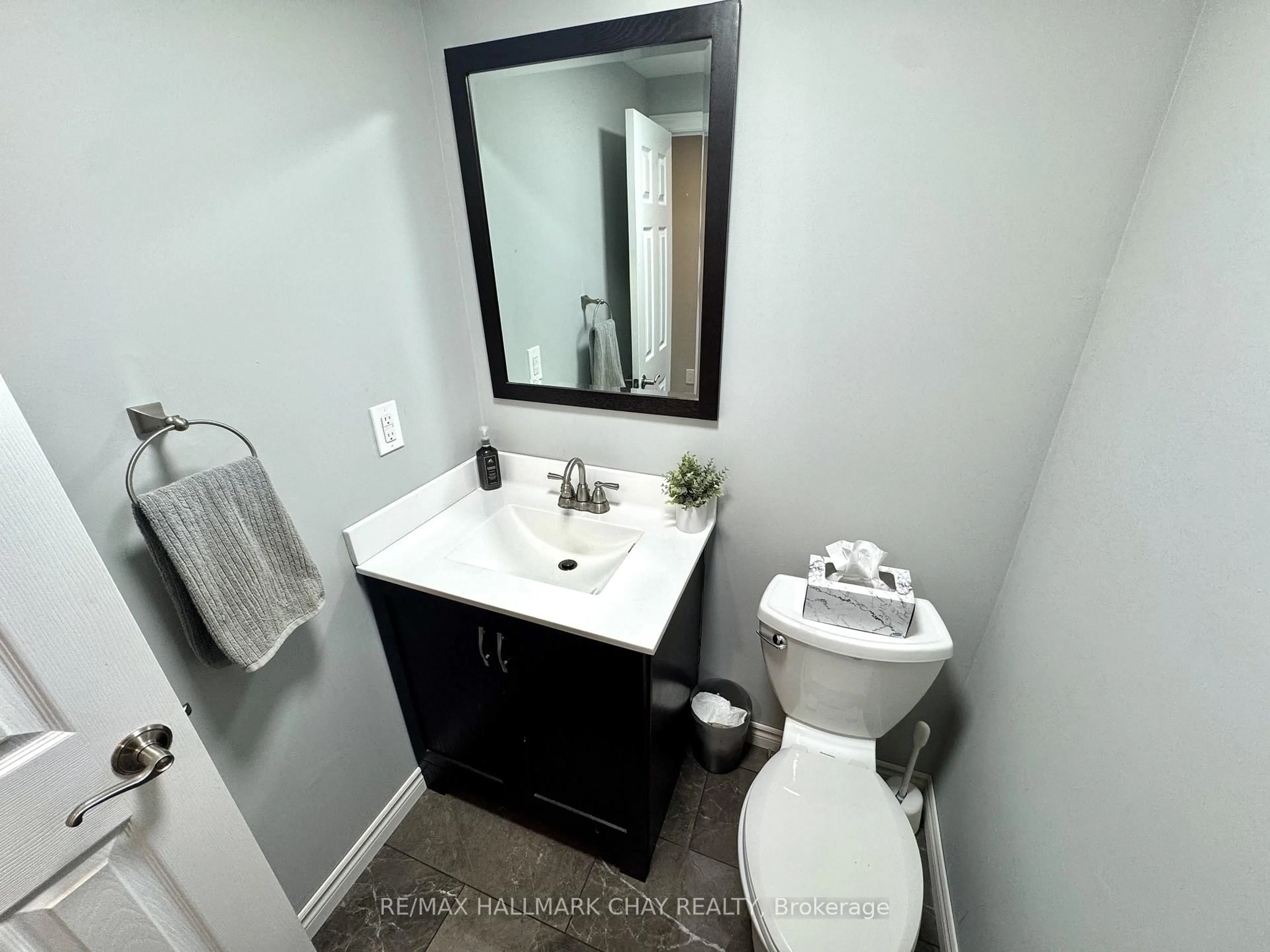 Standard bathroom, ceramic/tile floor for 11 Quail Cres, Barrie Ontario L4N 6X1