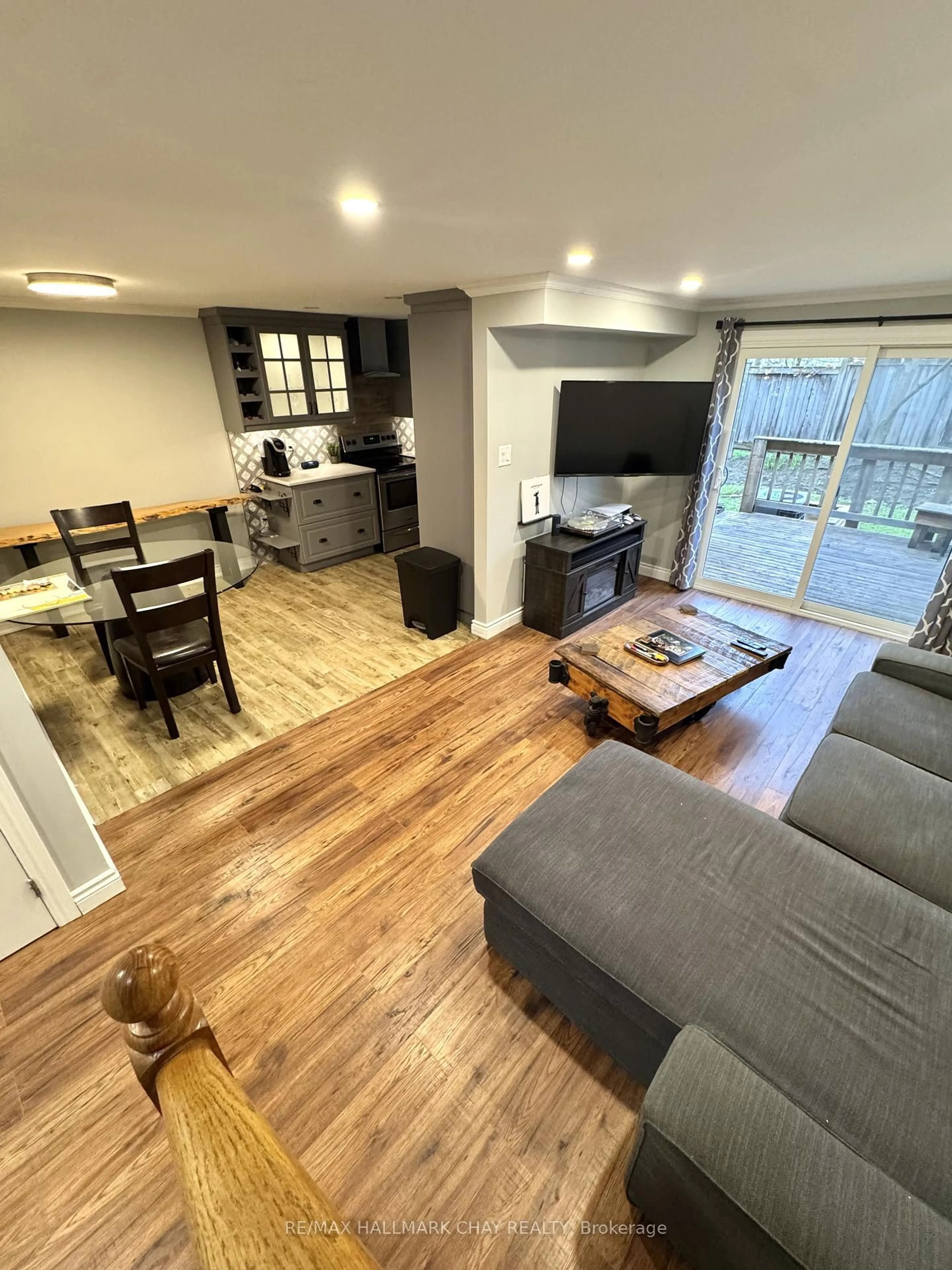 Living room with furniture, wood/laminate floor for 11 Quail Cres, Barrie Ontario L4N 6X1