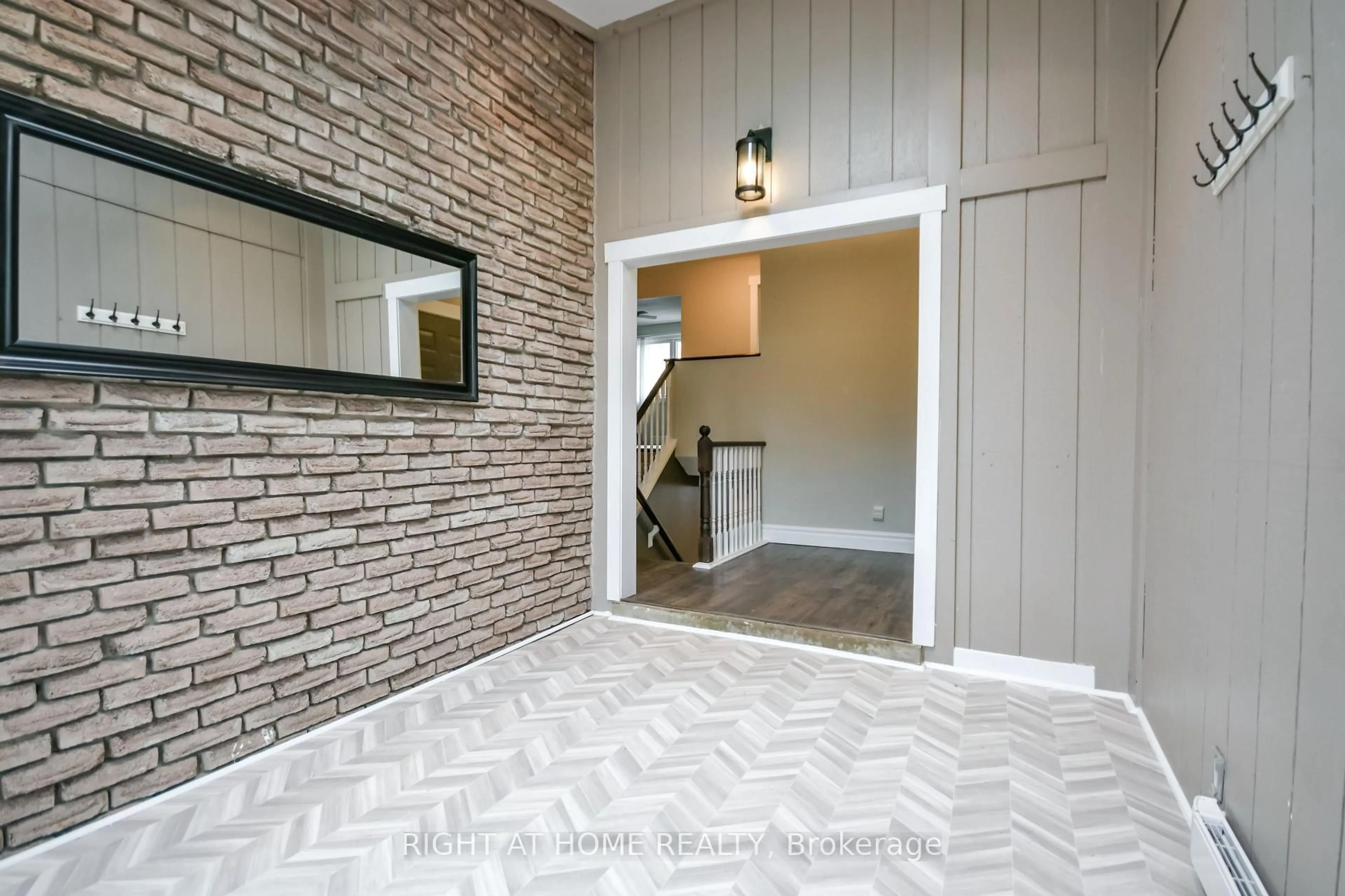 Indoor entryway for 99 Oren Blvd, Barrie Ontario L4N 4M3