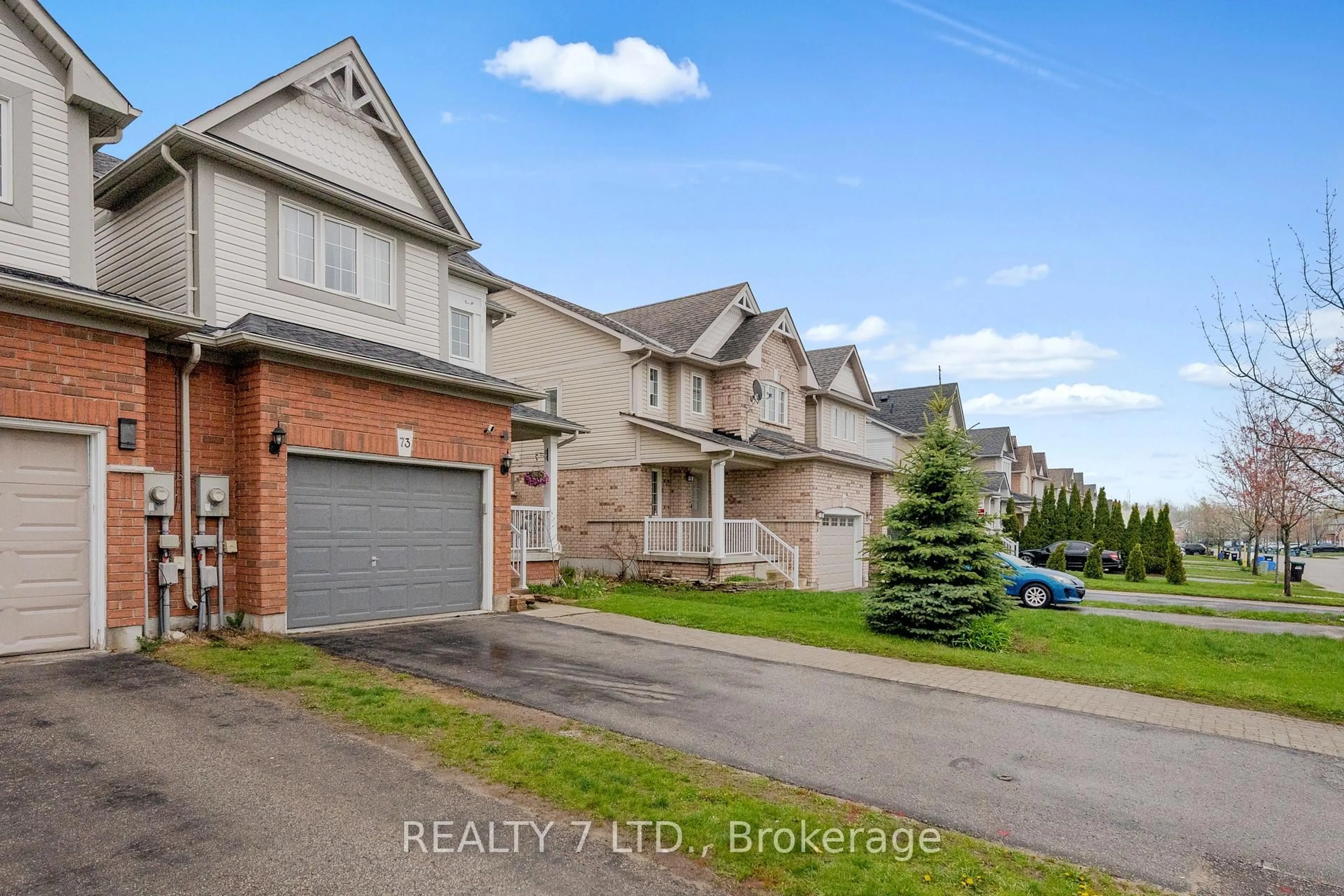 A pic from outside/outdoor area/front of a property/back of a property/a pic from drone, street for 73 Bird St, Barrie Ontario L4N 0X3