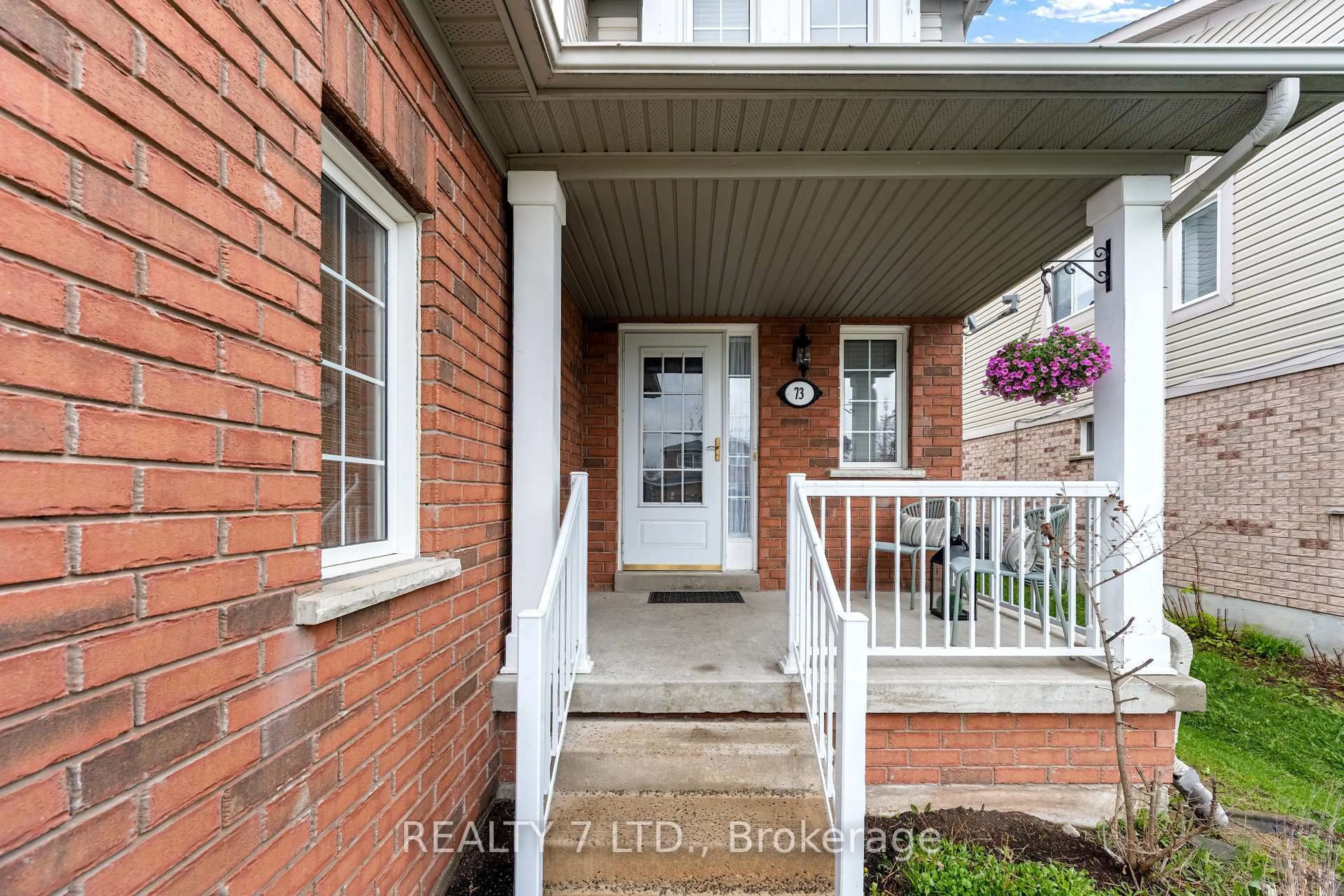 Indoor entryway for 73 Bird St, Barrie Ontario L4N 0X3