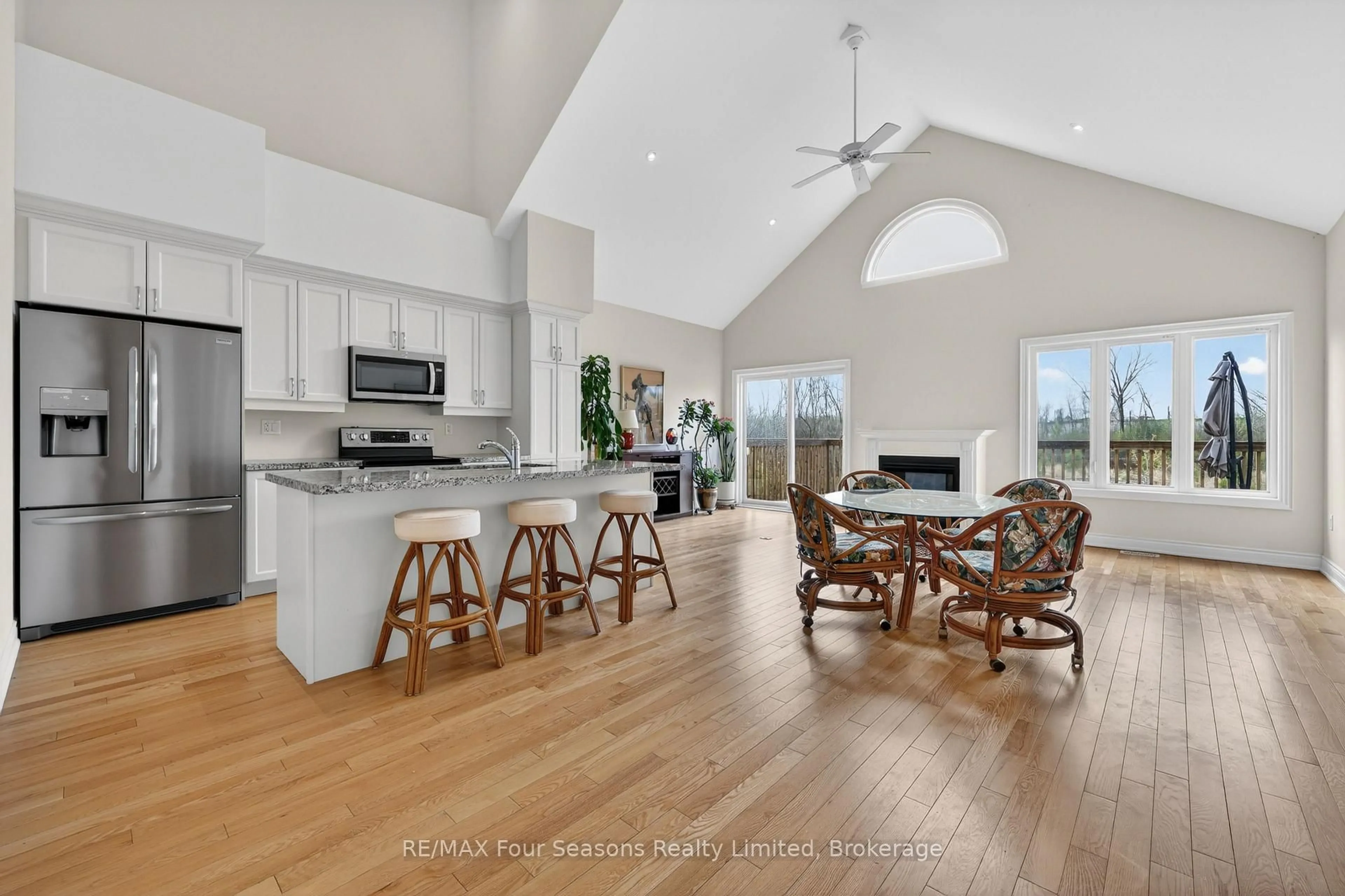 Open concept kitchen, unknown for 100 Kari Cres, Collingwood Ontario L9Y 5B4
