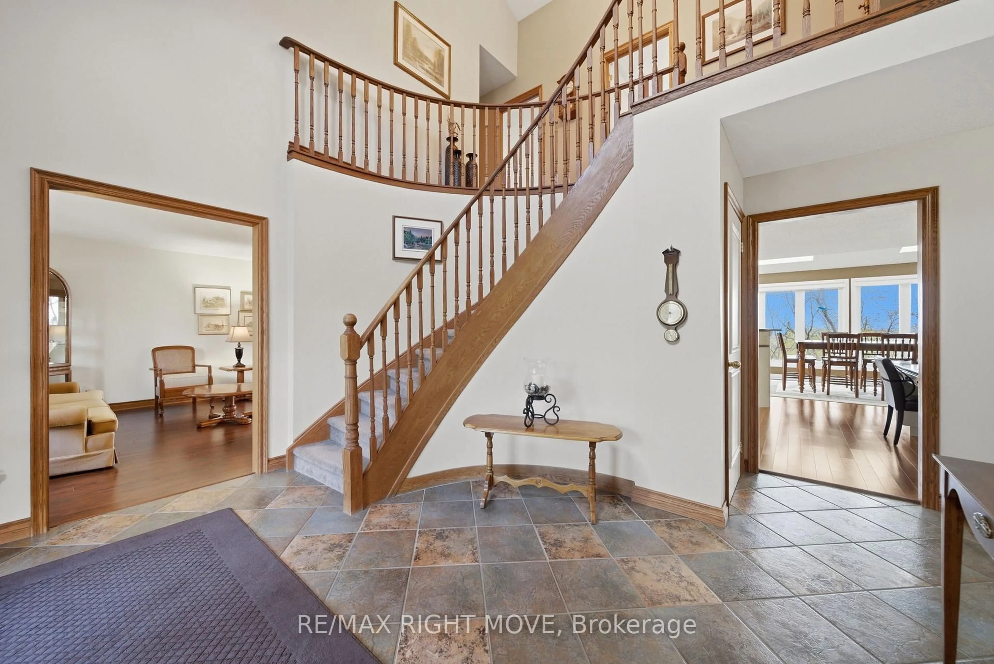 Indoor entryway for 177 Brant St, Orillia Ontario L3V 3N8