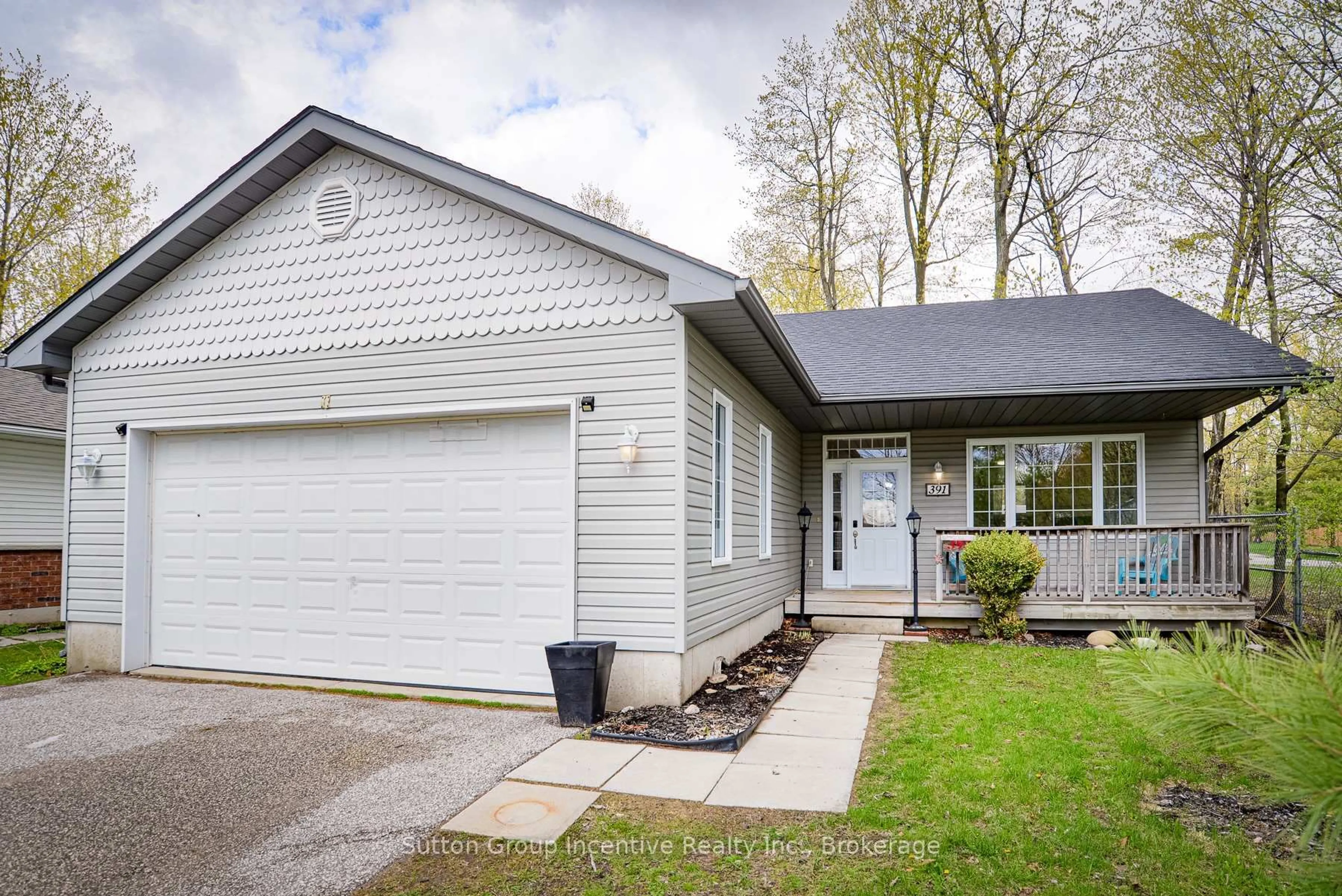 Home with vinyl exterior material, street for 391 Grenville Ave, Orillia Ontario L3V 8A7