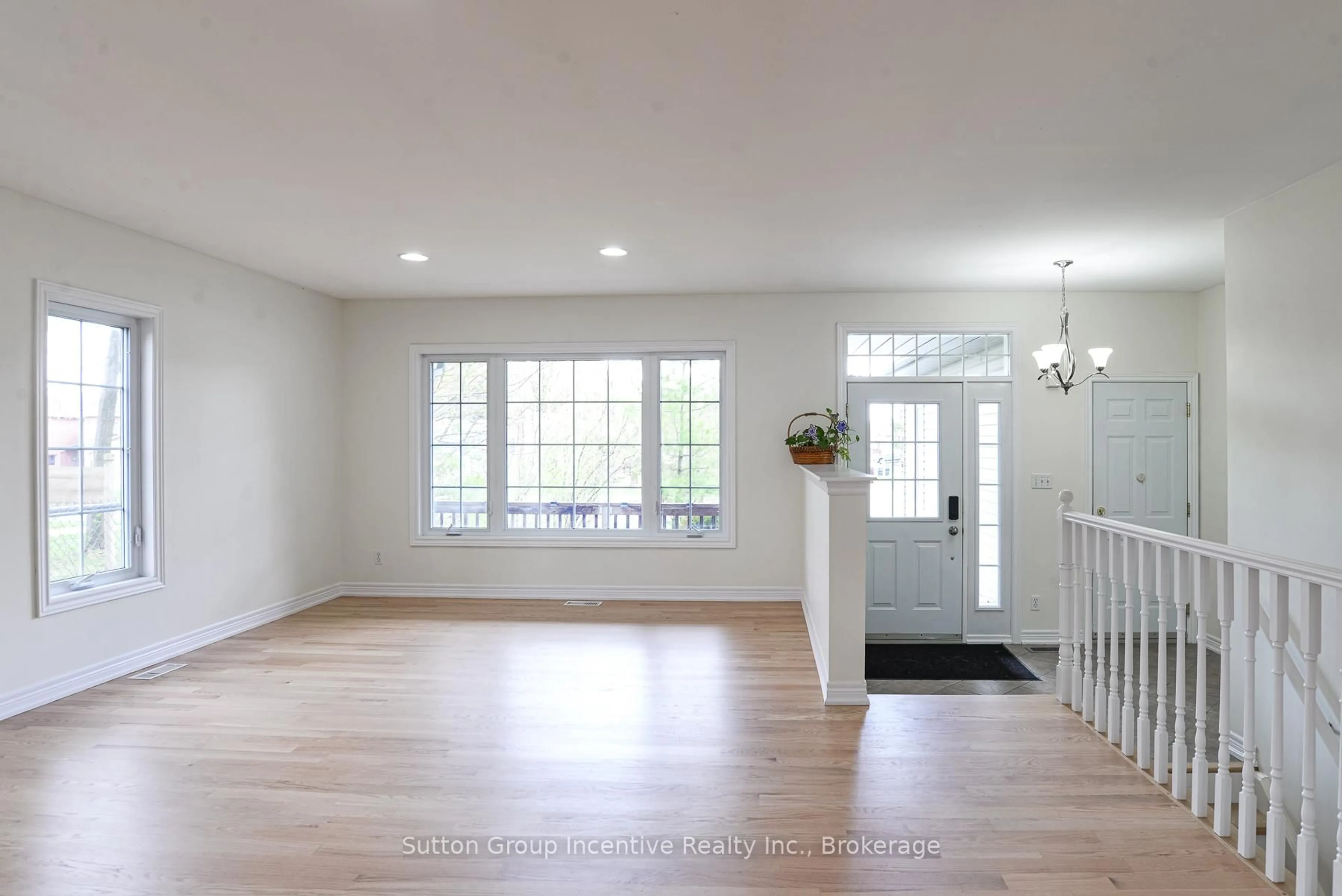 Indoor entryway for 391 Grenville Ave, Orillia Ontario L3V 8A7