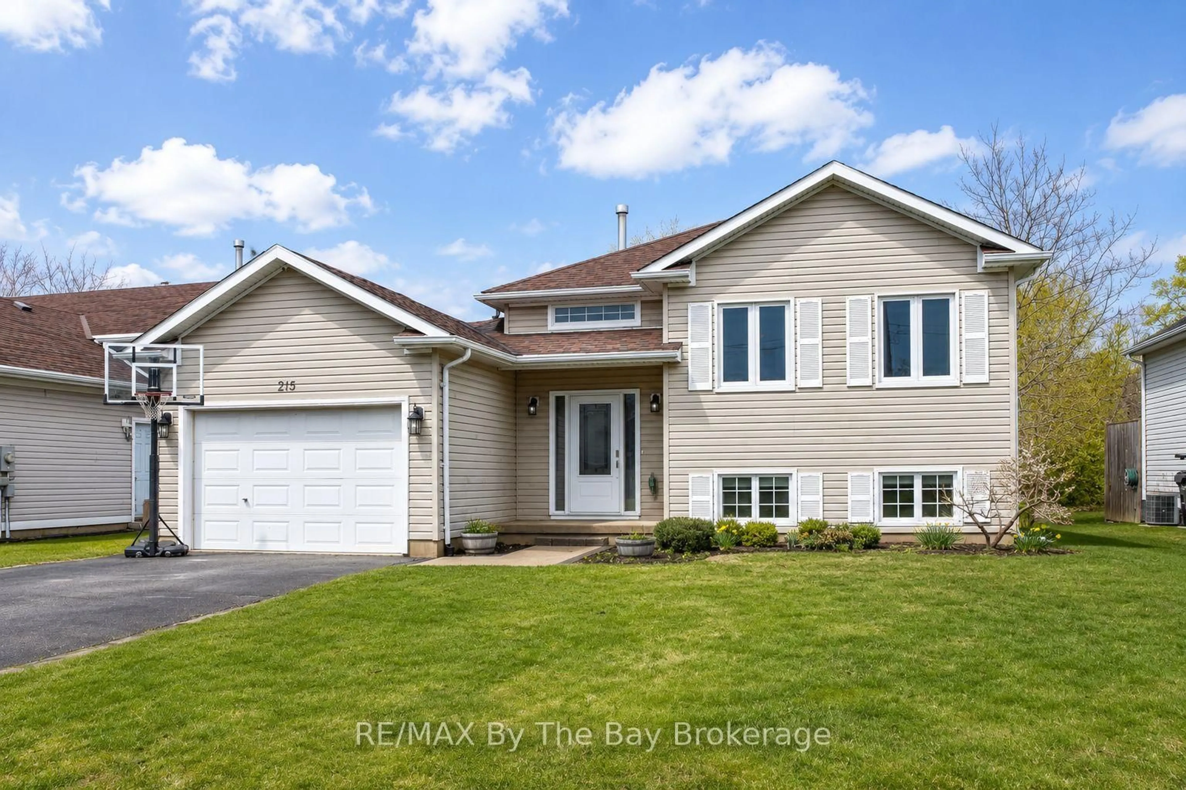 Home with vinyl exterior material, street for 215 Montreal St, Clearview Ontario L0M 1S0