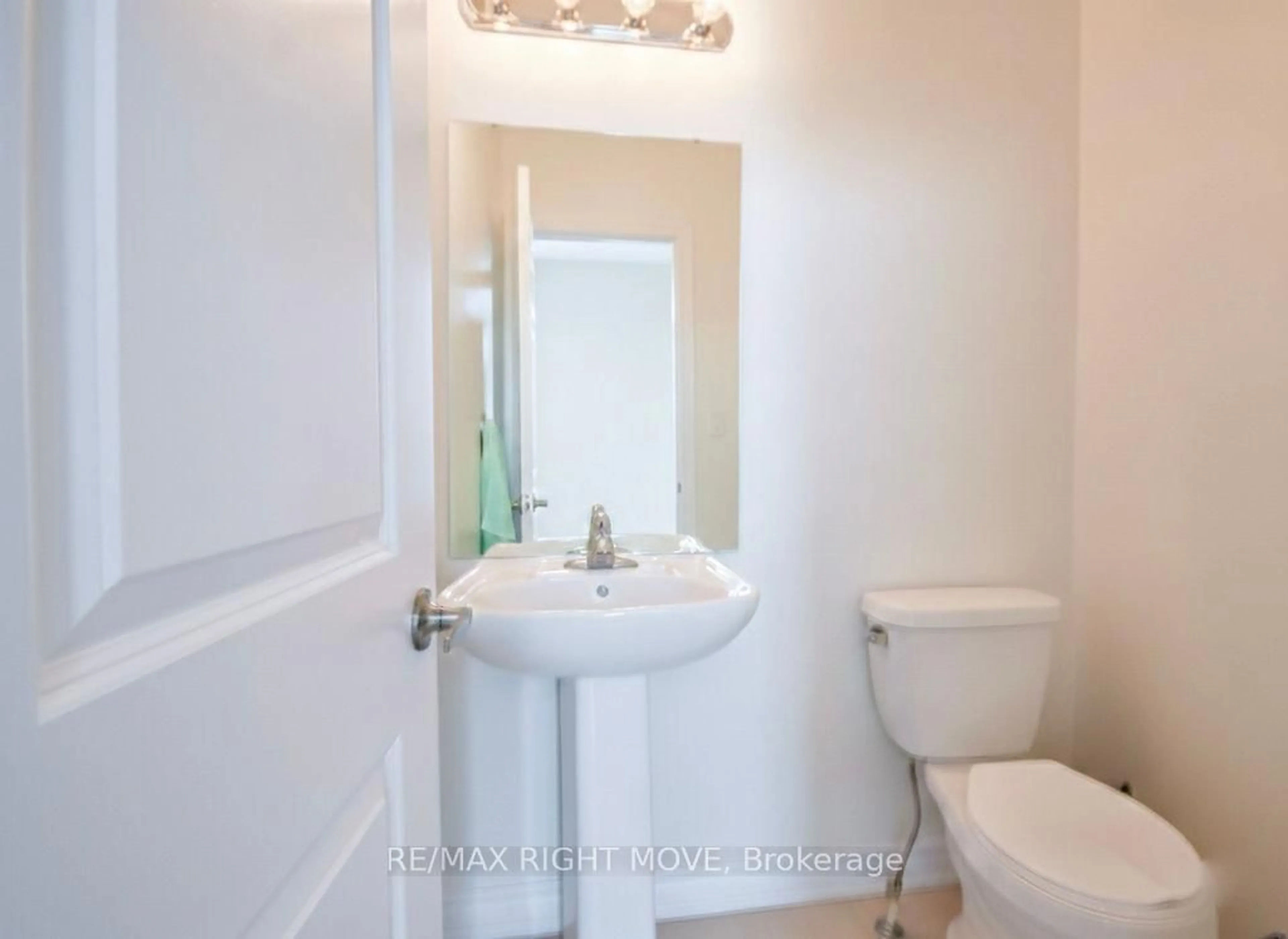 Standard bathroom, ceramic/tile floor for 90 Atlantis Dr, Orillia Ontario L3V 8L4