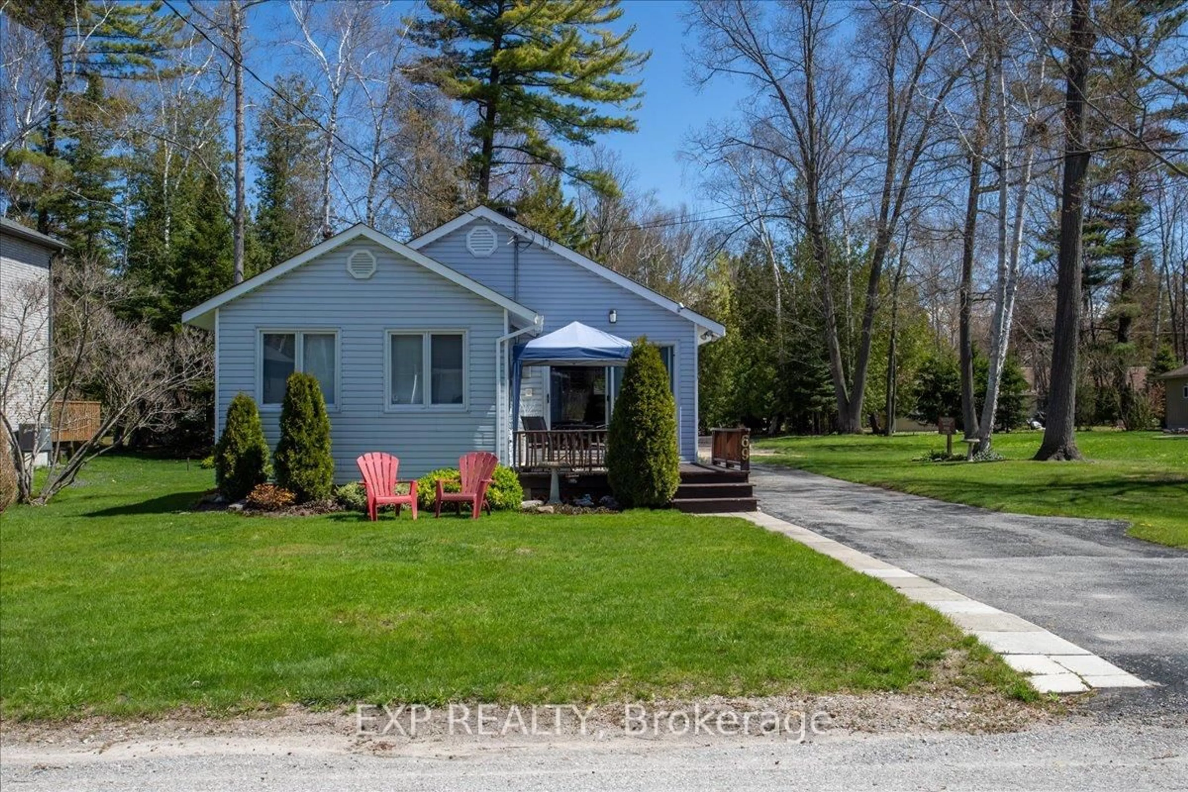 Patio, water/lake/river/ocean view for 69 33rd St, Wasaga Beach Ontario L9Z 2C1