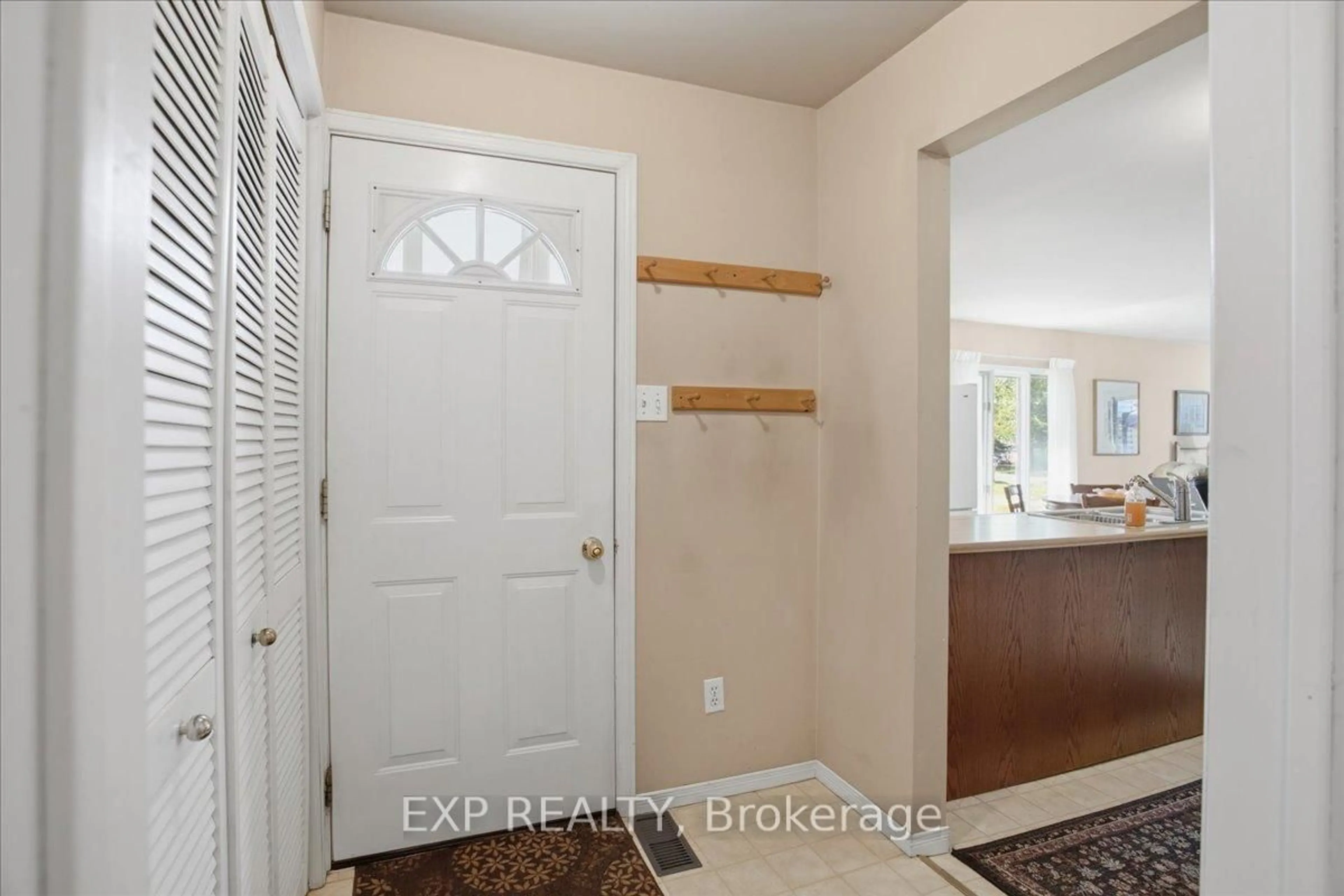 Indoor entryway for 69 33rd St, Wasaga Beach Ontario L9Z 2C1
