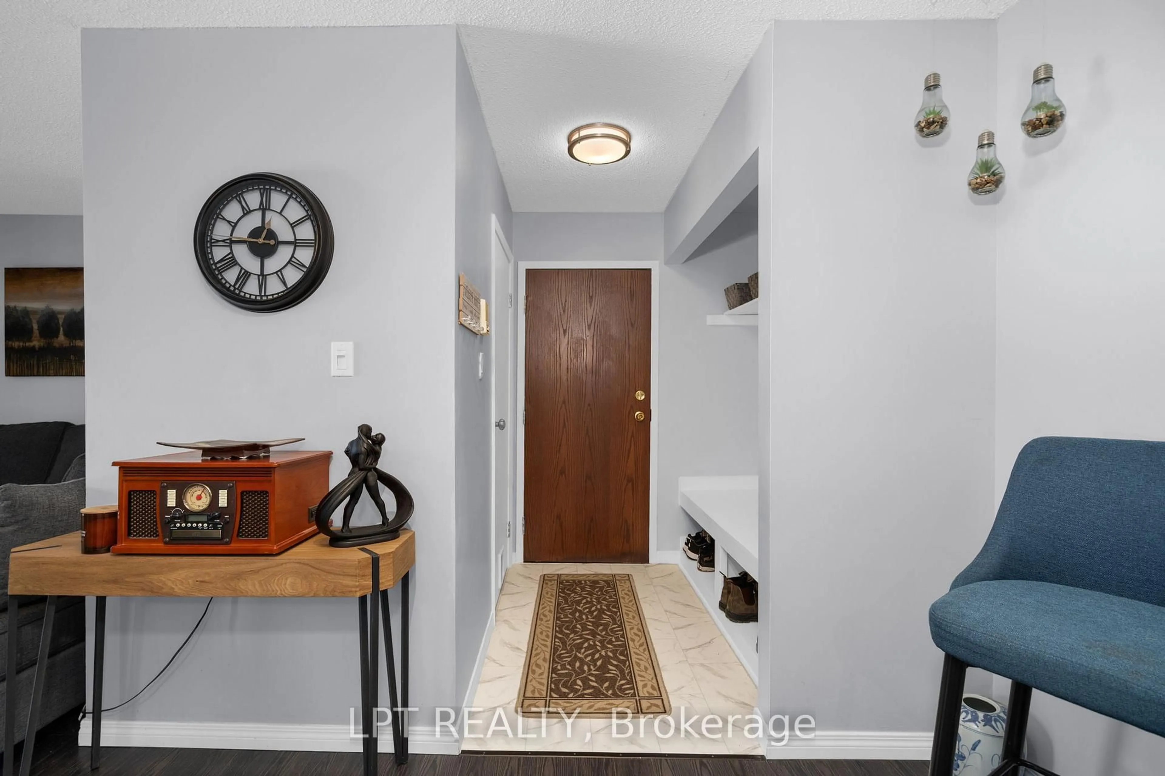 Indoor entryway for 167 Edgehill Dr #E11, Barrie Ontario L4N 1L9