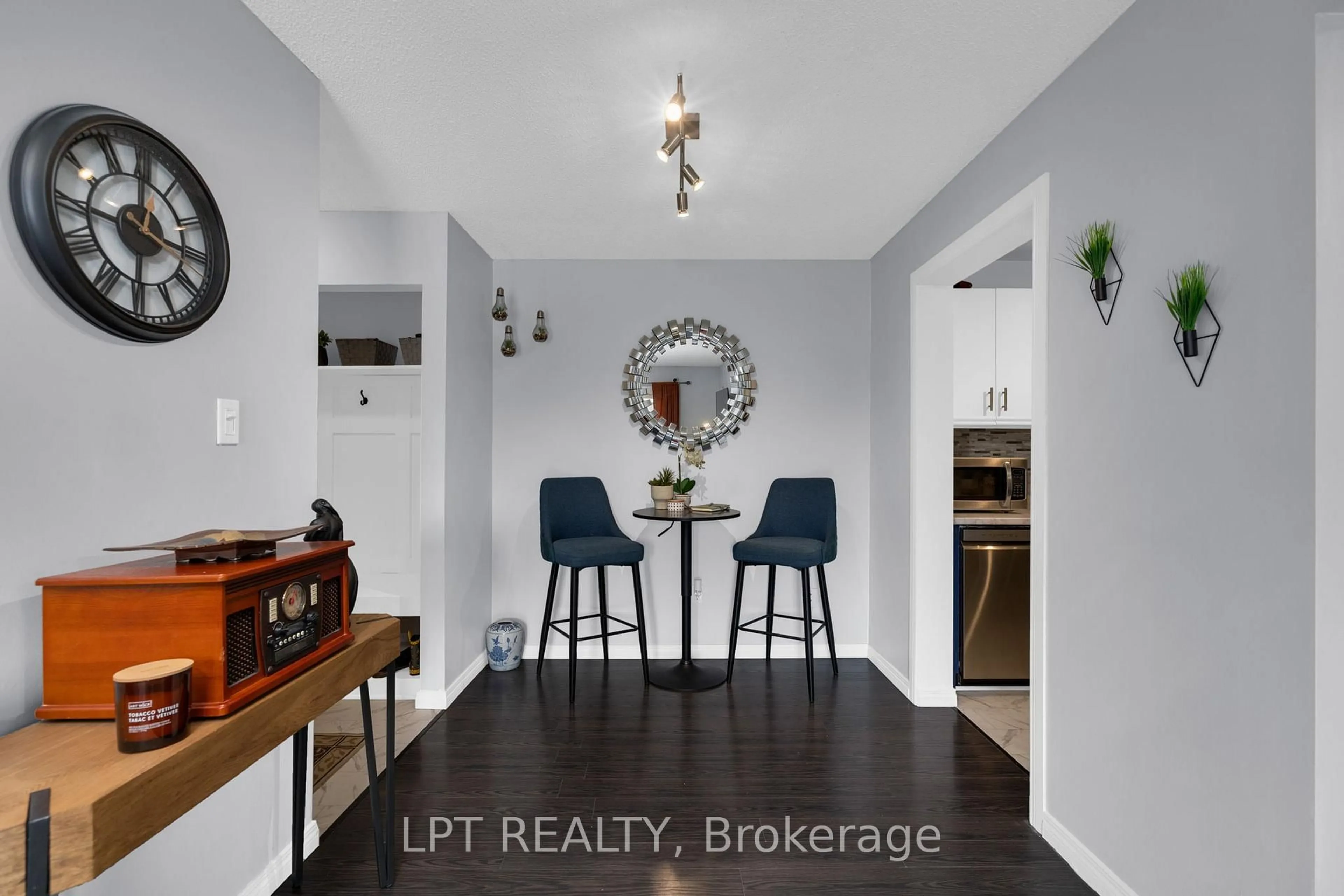 Indoor entryway for 167 Edgehill Dr #E11, Barrie Ontario L4N 1L9