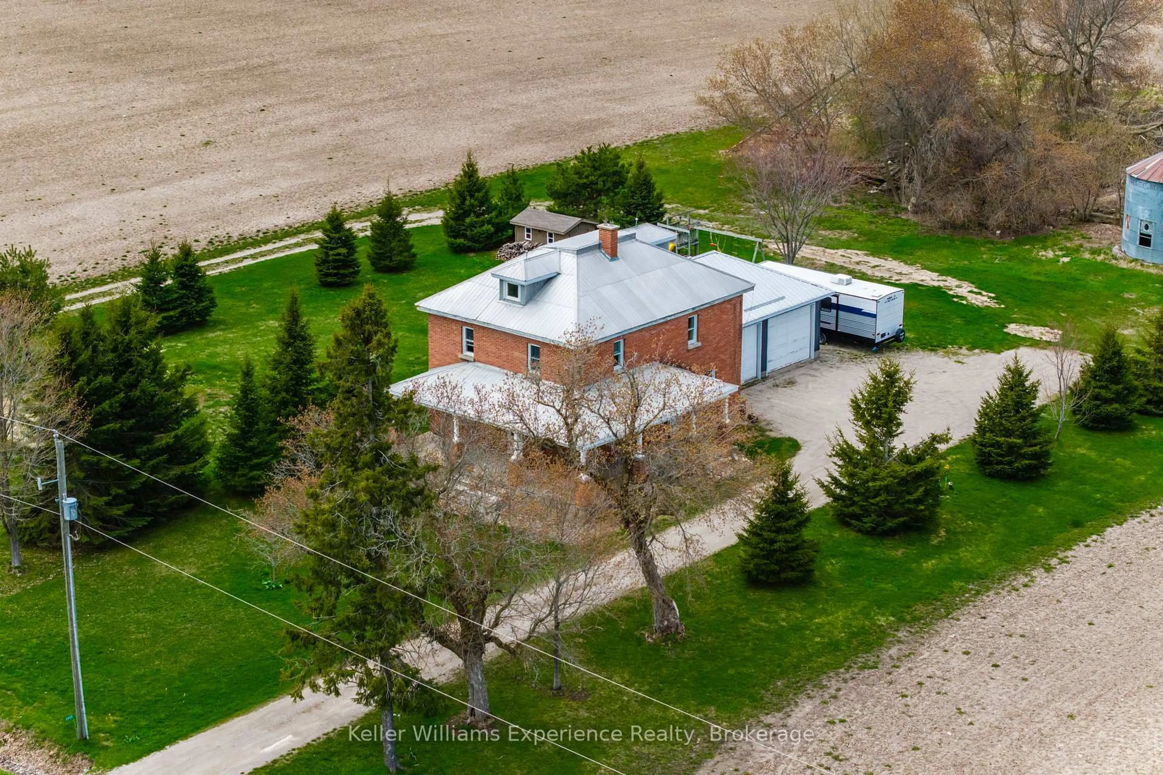 A pic from outside/outdoor area/front of a property/back of a property/a pic from drone, building for 2936 Flos 6 Rd, Springwater Ontario L0L 1P0