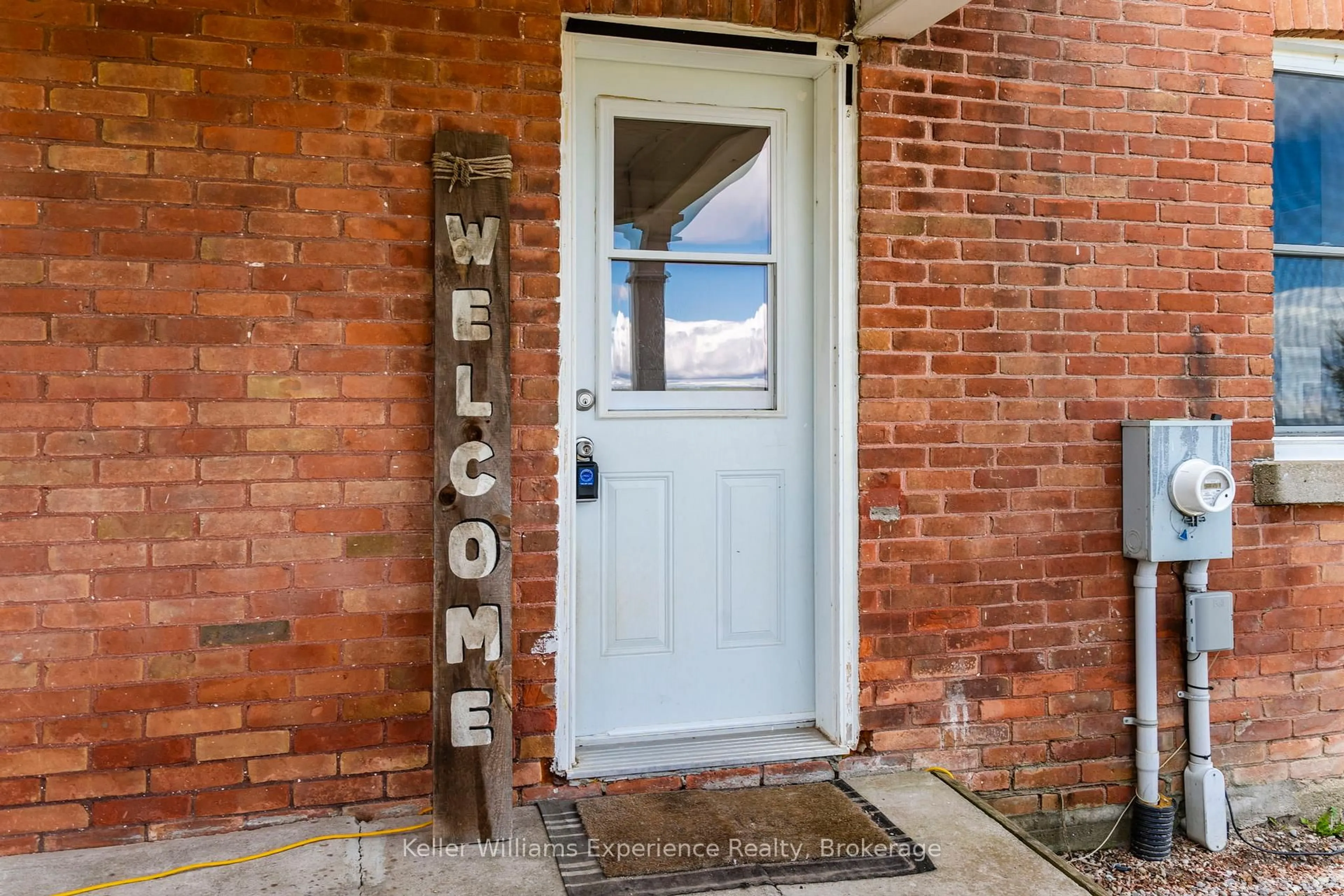 Indoor entryway for 2936 Flos 6 Rd, Springwater Ontario L0L 1P0
