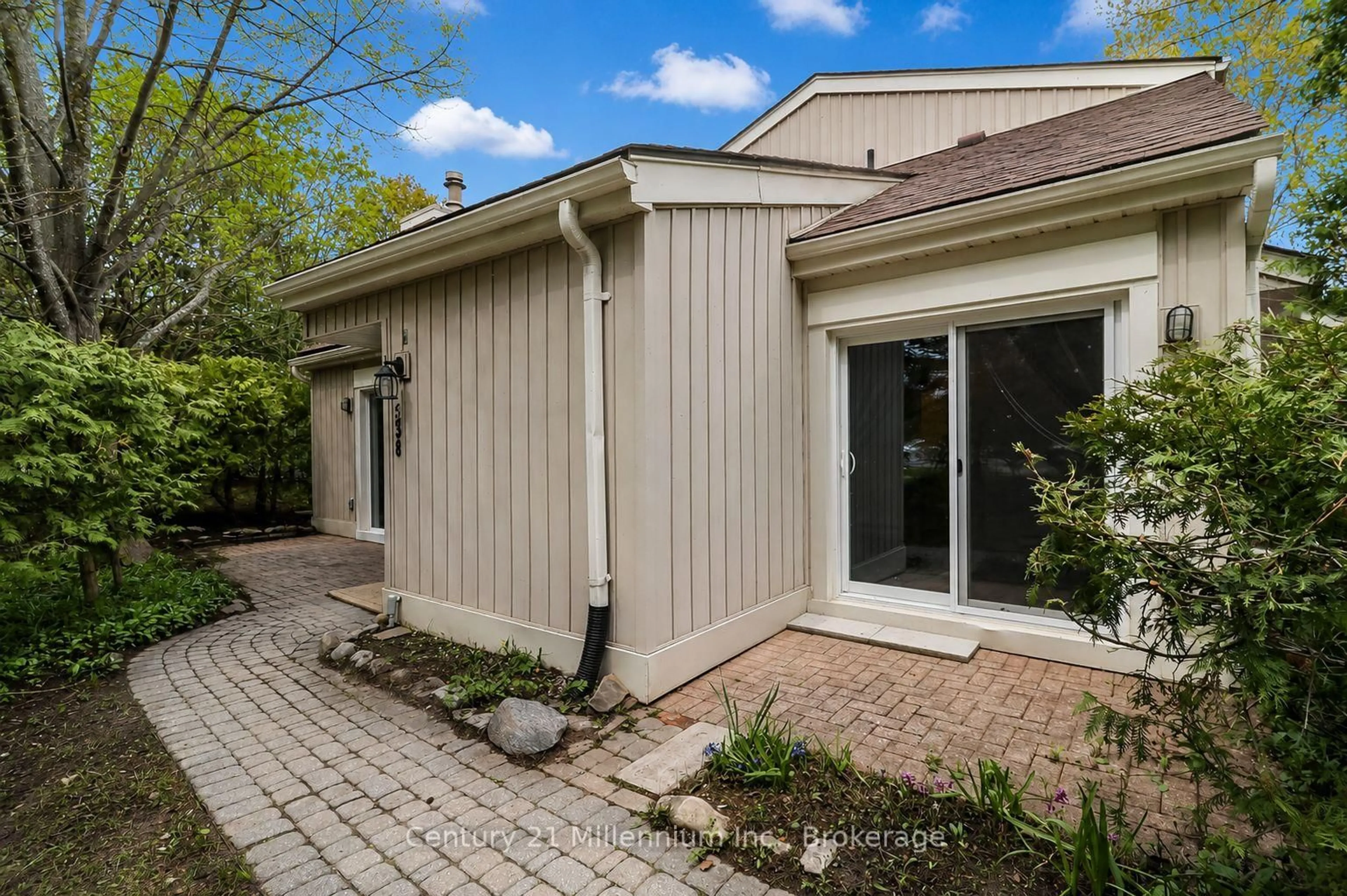 Home with vinyl exterior material, street for 22 Dawson Dr #538, Collingwood Ontario L9Y 5B4