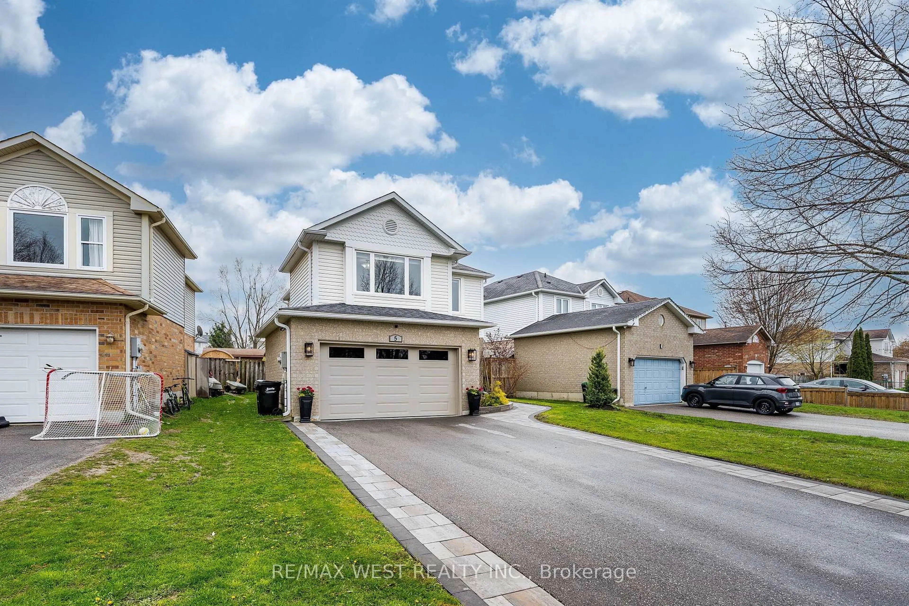 Home with vinyl exterior material, street for 5 Moir Cres, Barrie Ontario L4N 8B6
