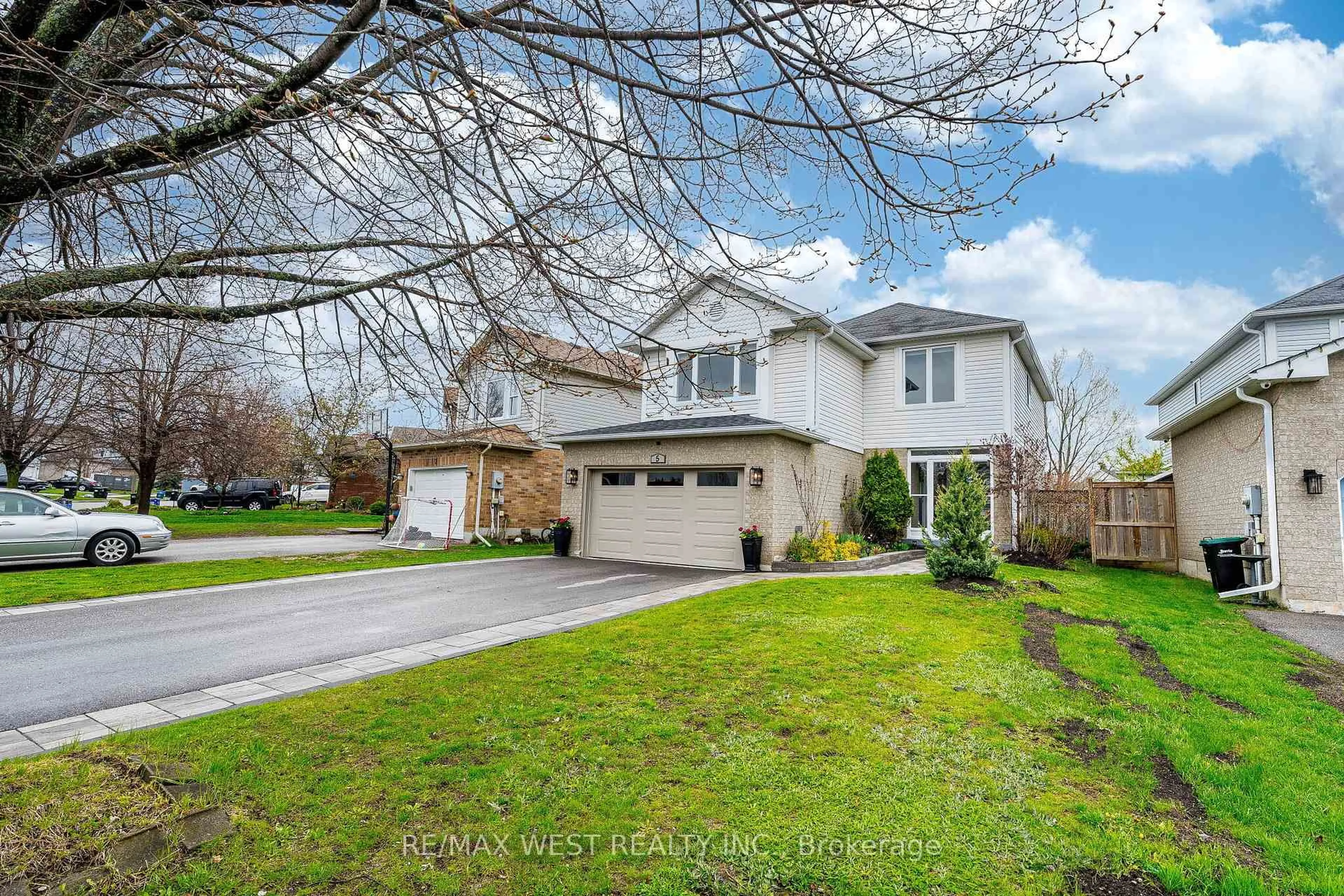 Home with vinyl exterior material, street for 5 Moir Cres, Barrie Ontario L4N 8B6