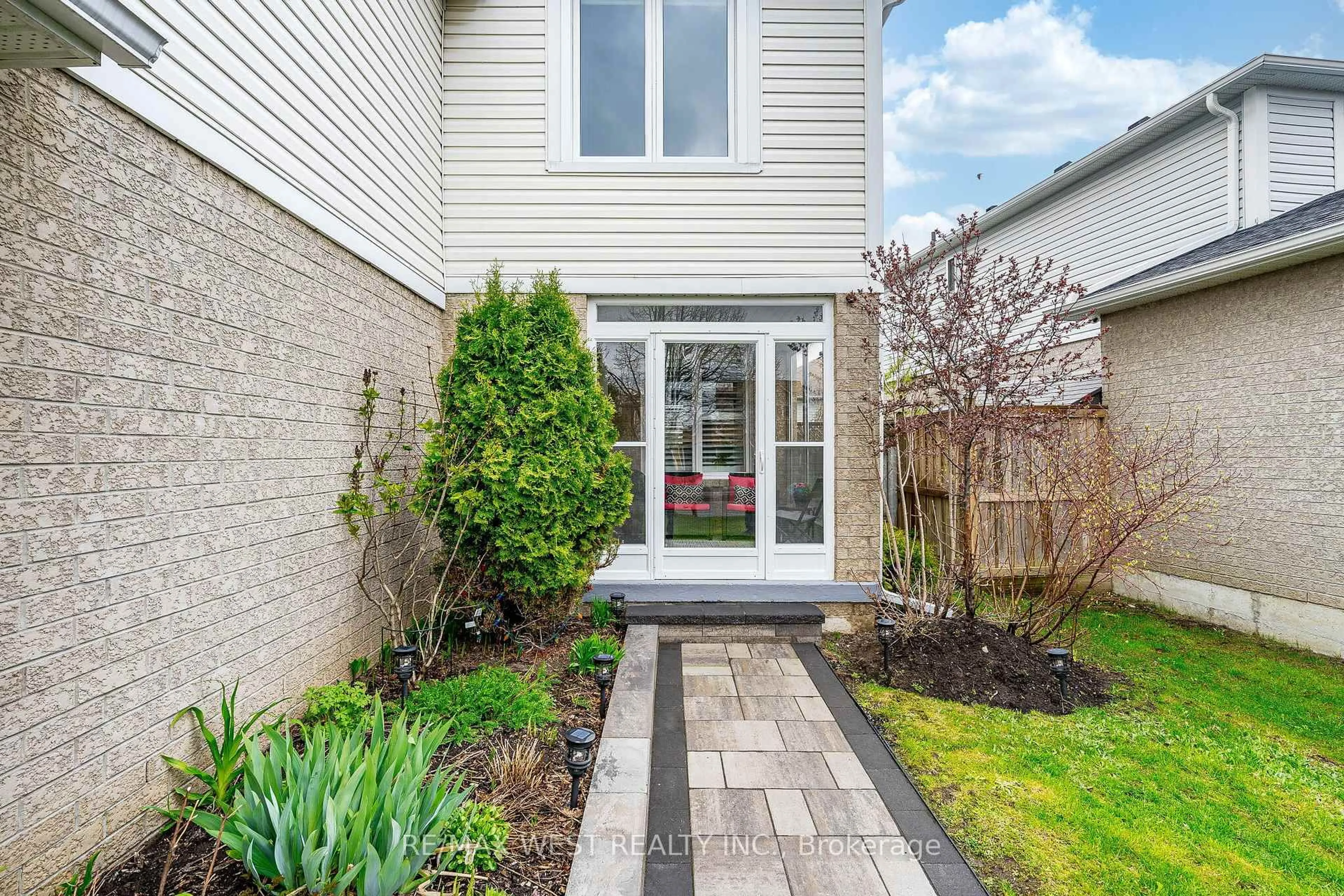 Unknown for 5 Moir Cres, Barrie Ontario L4N 8B6