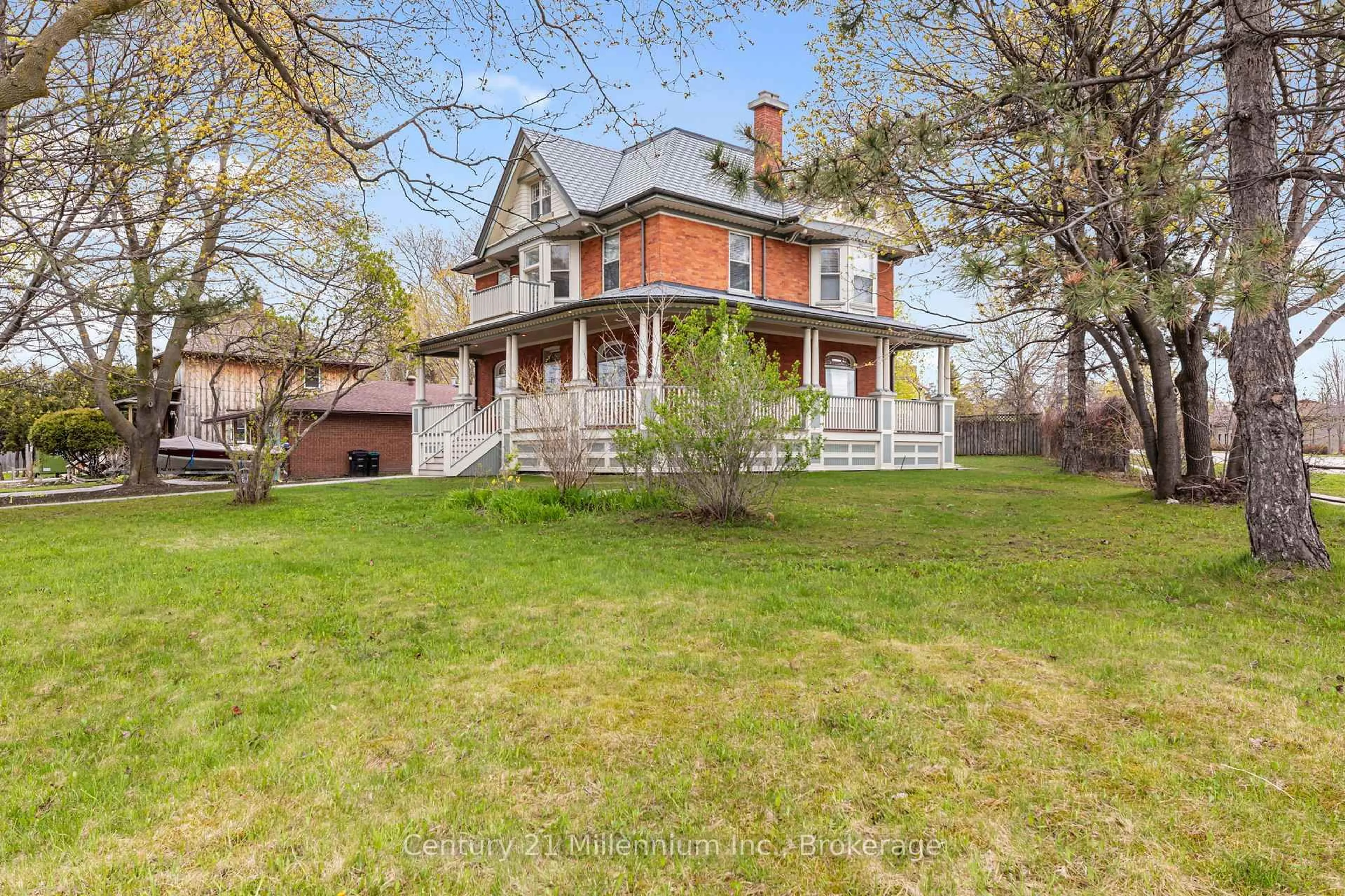 A pic from outside/outdoor area/front of a property/back of a property/a pic from drone, street for 3 Minnesota St, Collingwood Ontario L9Y 3S2