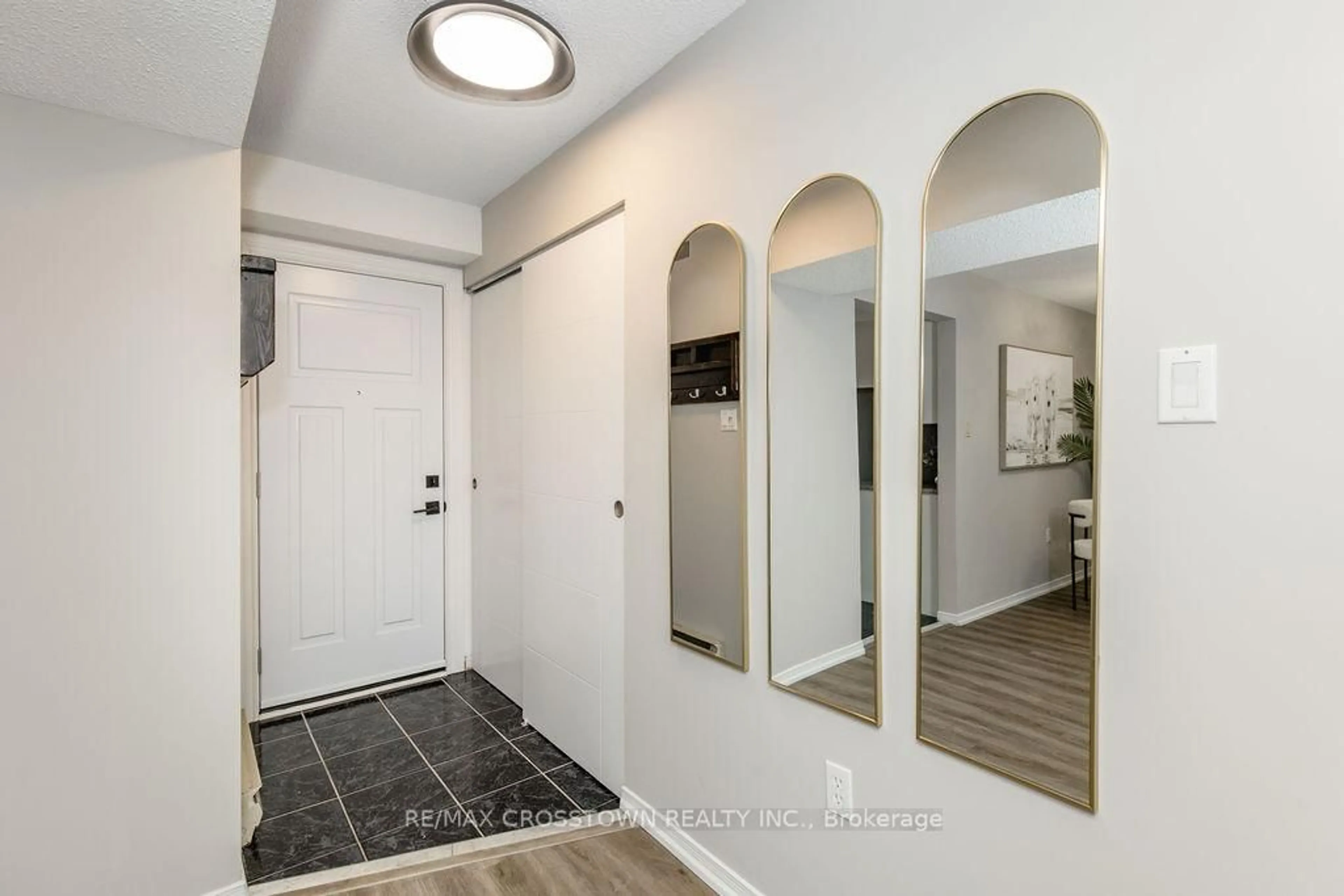 Indoor entryway for 119 D'AMBROSIO Dr #8, Barrie Ontario L4N 7R7