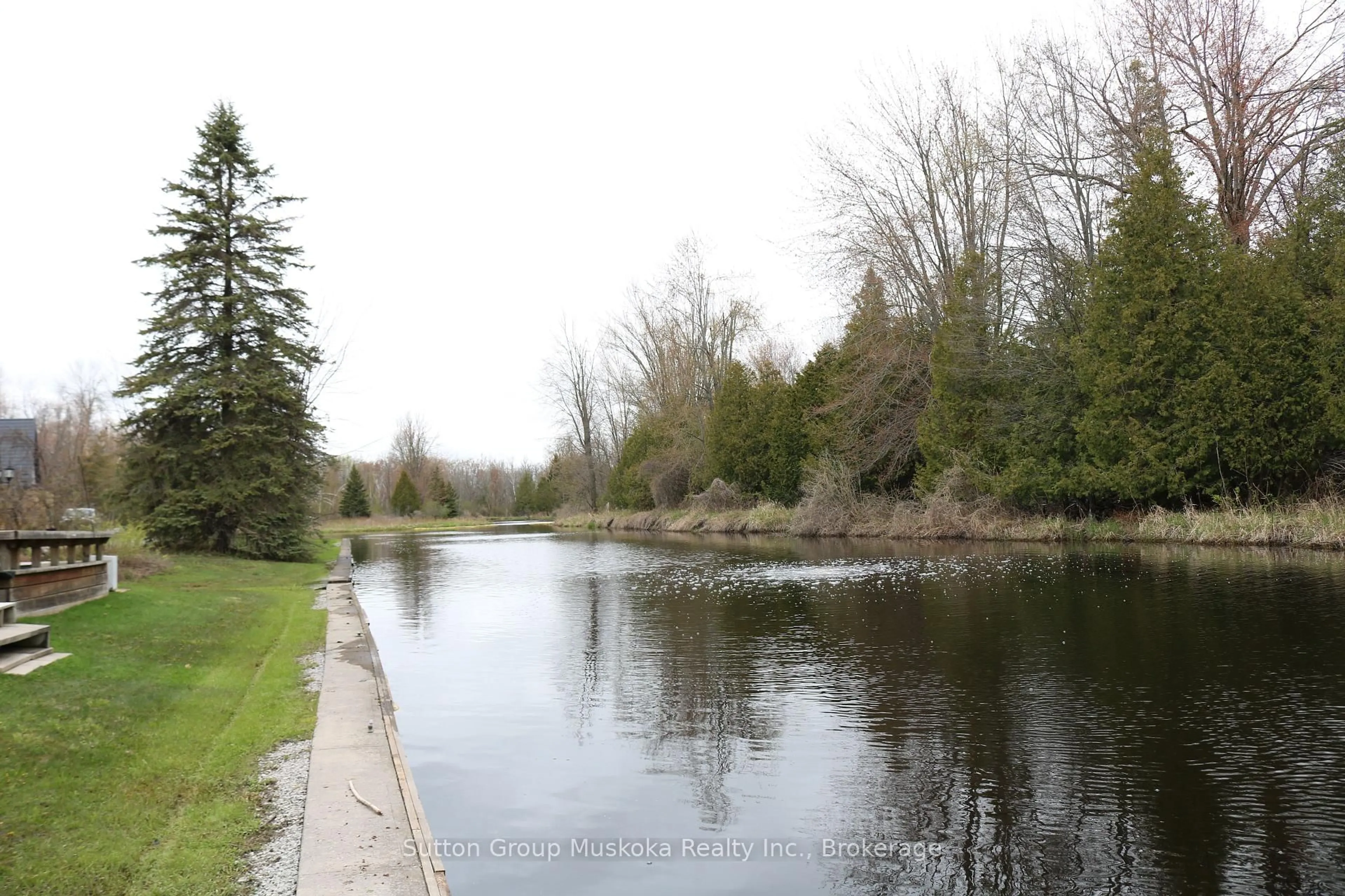 Blurry image for 81 Laguna Pkwy #4, Ramara Ontario L0K 1B0