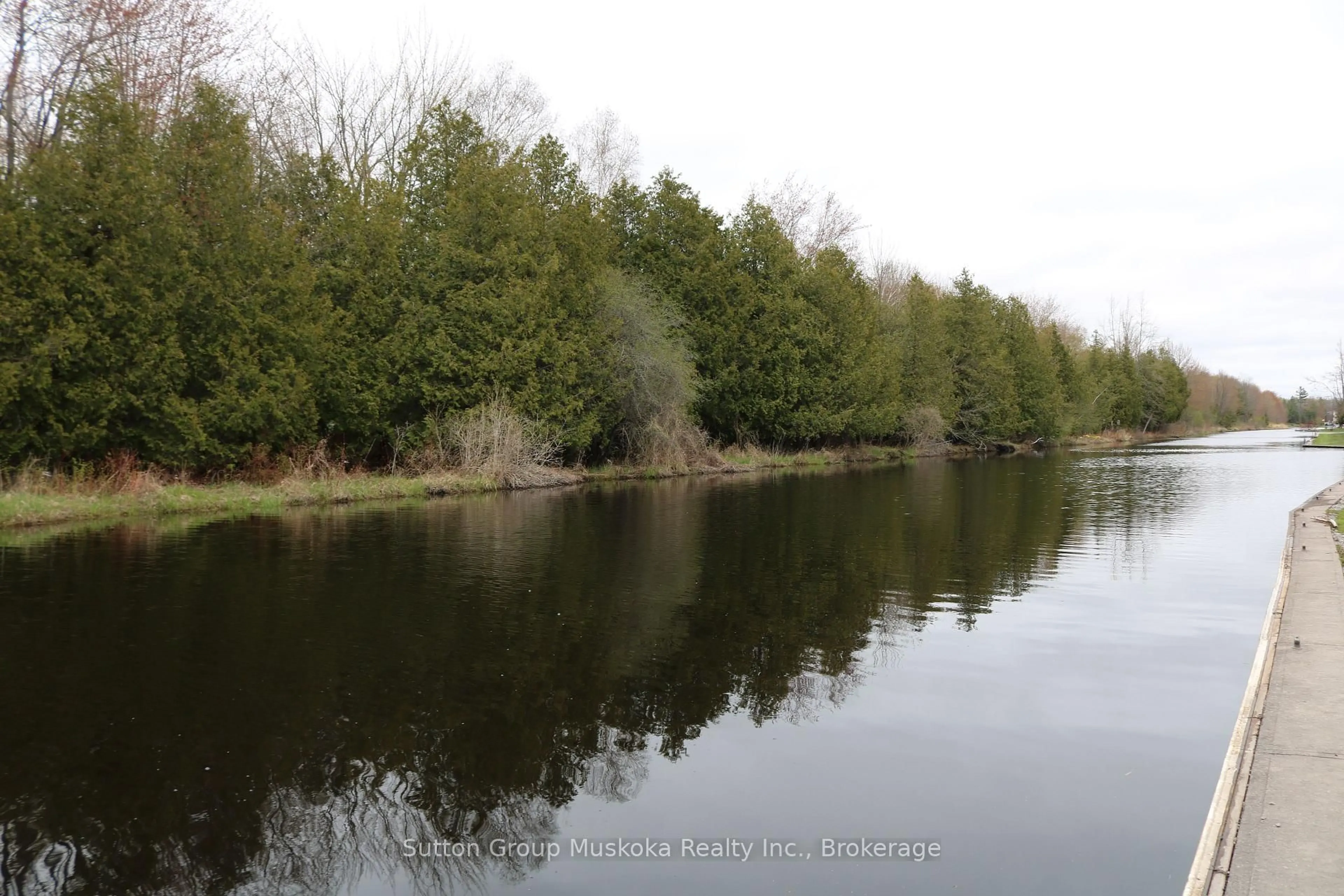 Blurry image for 81 Laguna Pkwy #4, Ramara Ontario L0K 1B0