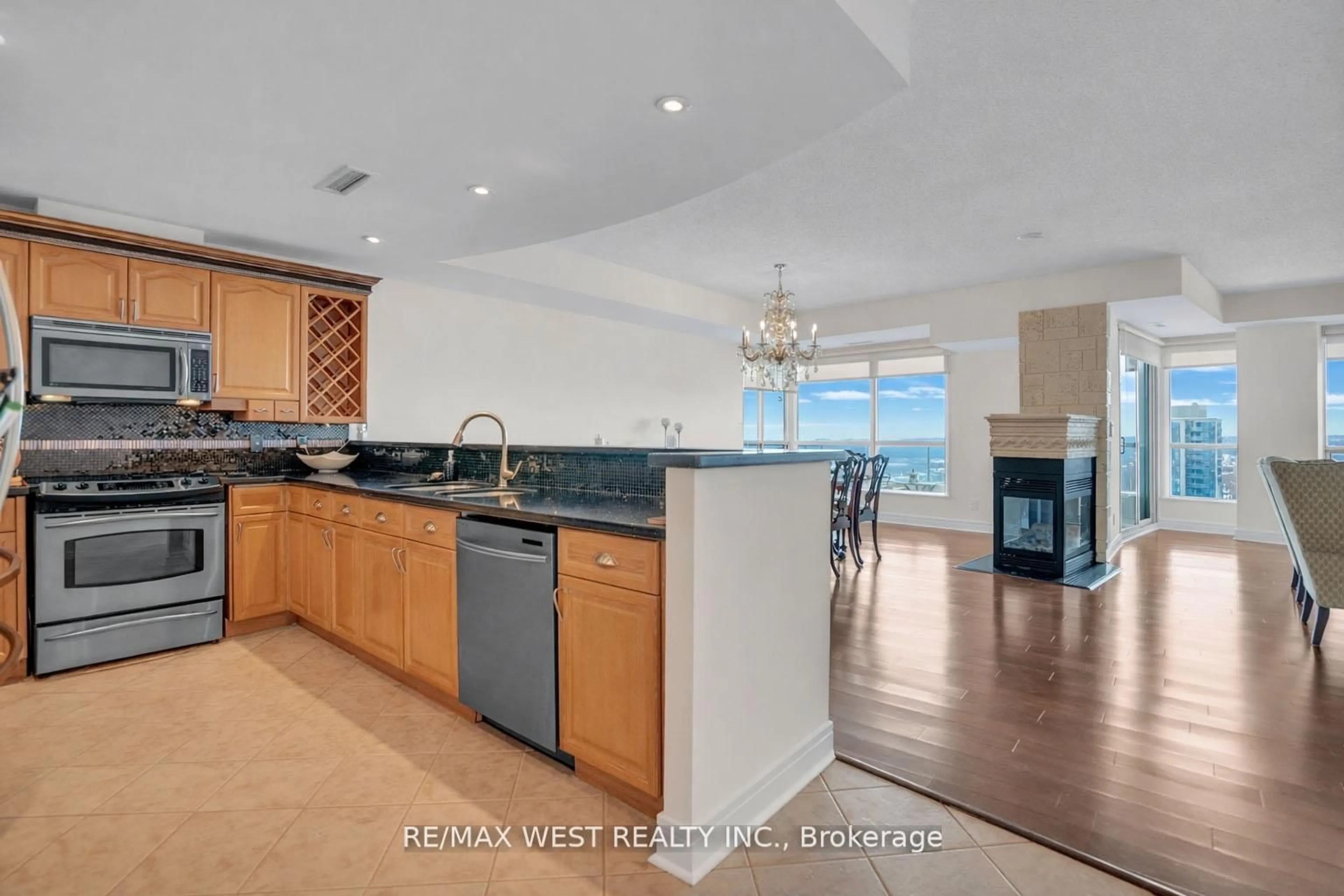 Open concept kitchen, ceramic/tile floor for 2 Toronto St #PH1 1, Barrie Ontario L4N 9R2