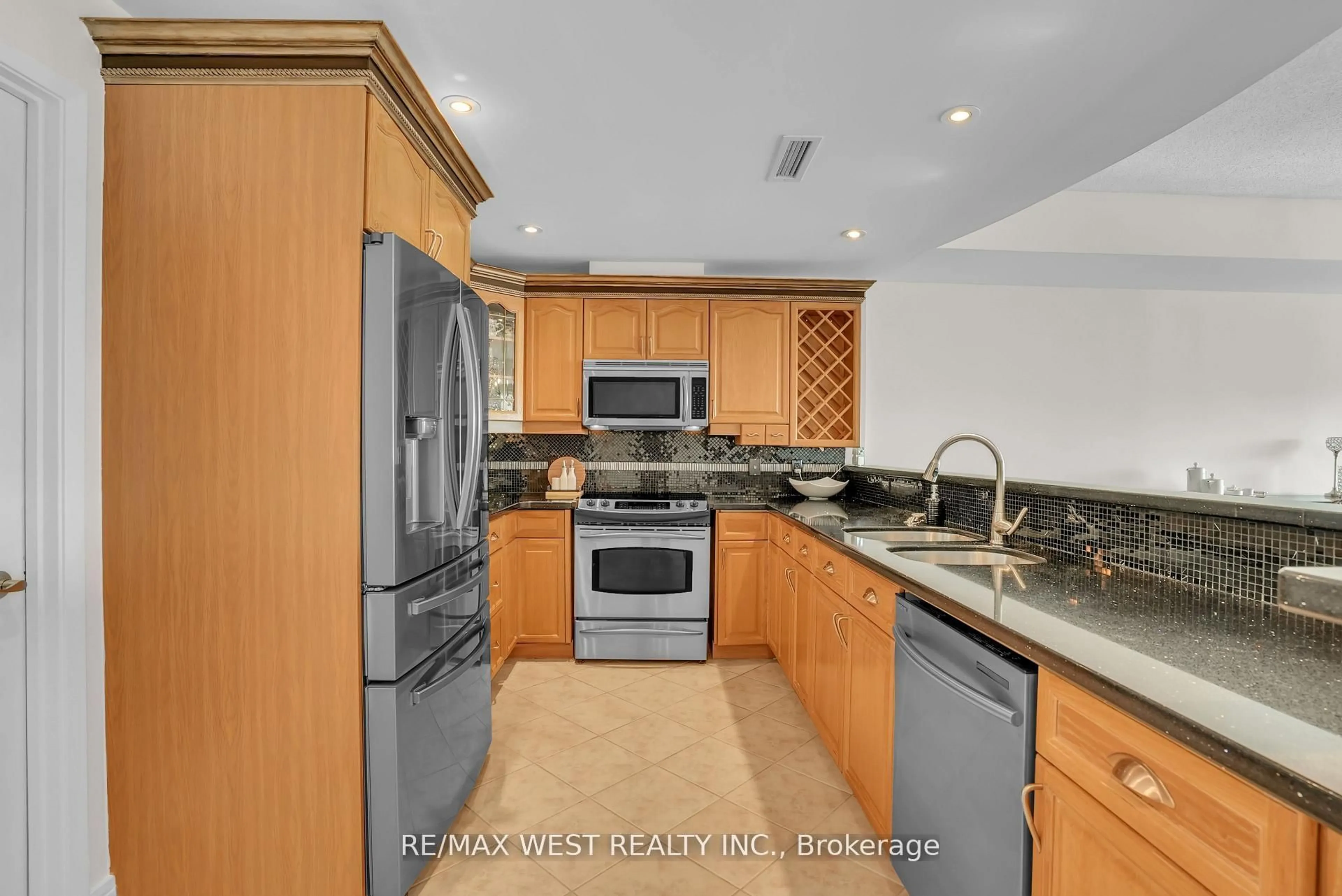 Standard kitchen, ceramic/tile floor for 2 Toronto St #PH1 1, Barrie Ontario L4N 9R2